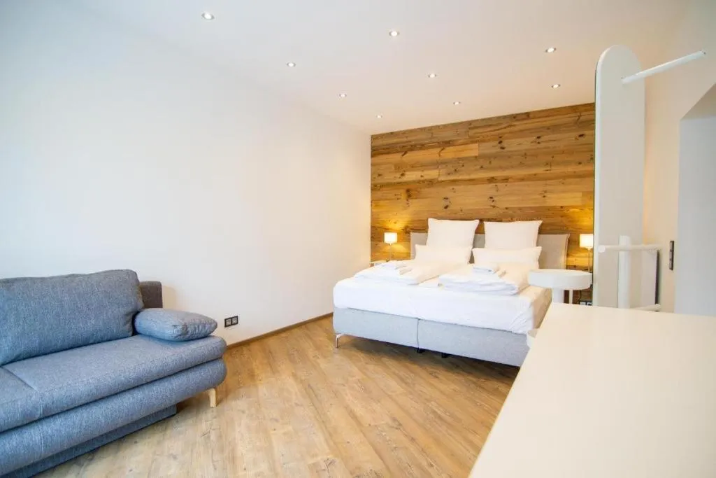 Photo of the whole room, Bed in Schiefer Suite Hotel & Apartments