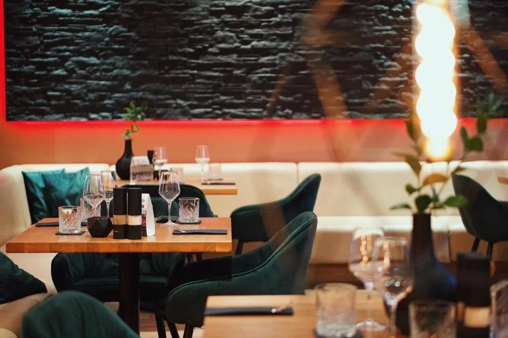 Restaurant/places to eat in Schiefer Suite Hotel & Apartments