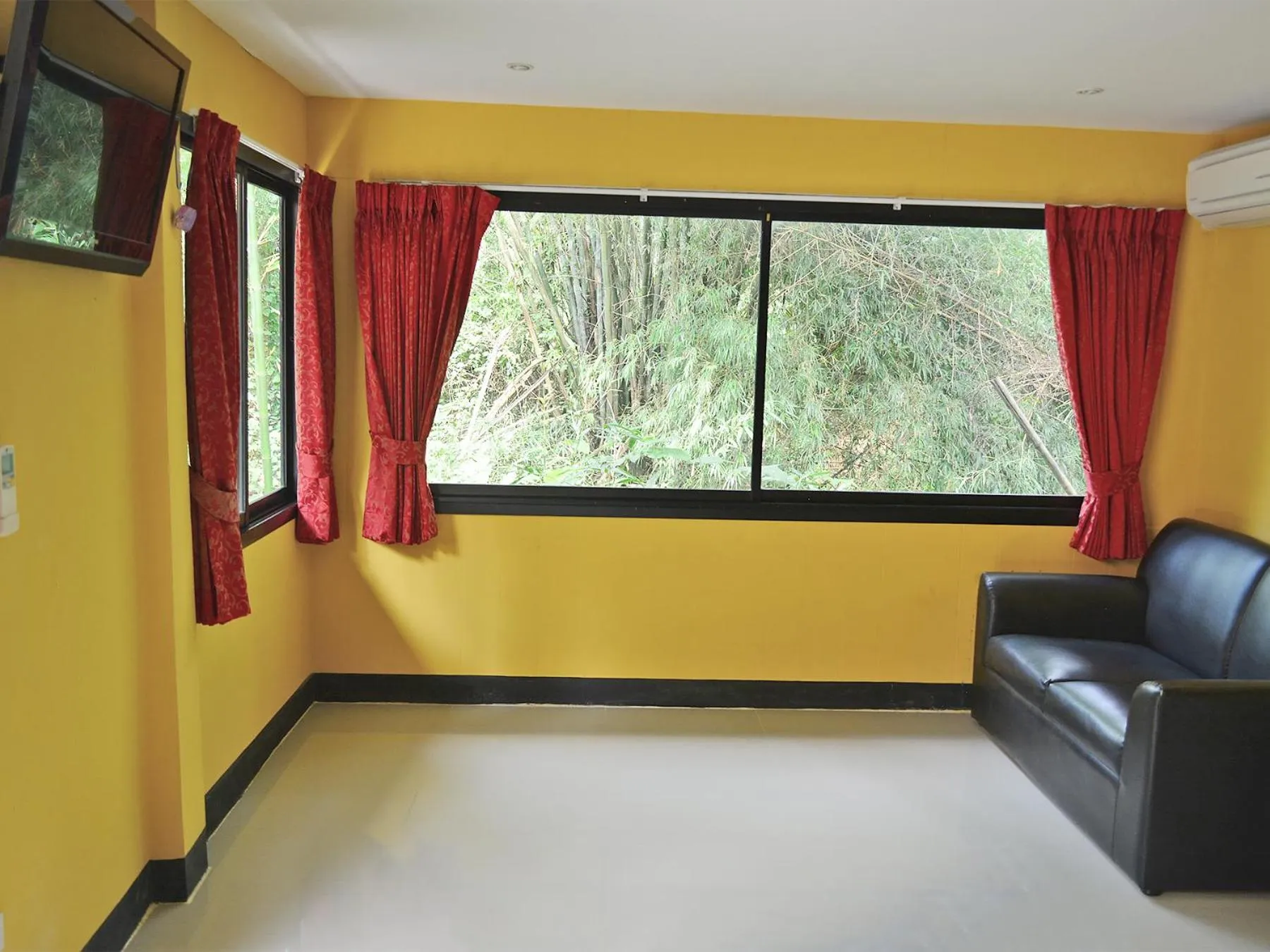 Communal lounge/ TV room in Phuiyara Resort