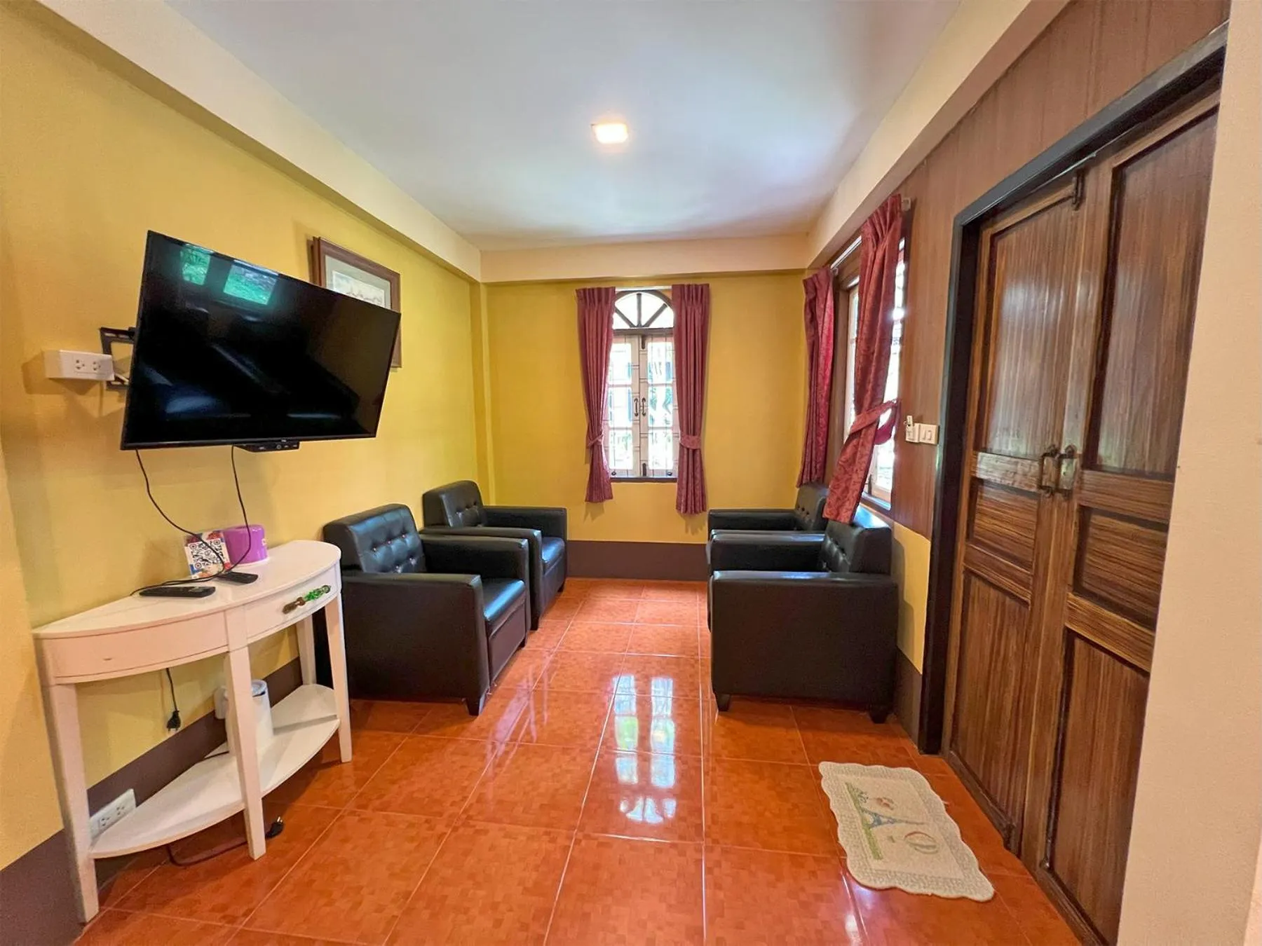 Communal lounge/ TV room in Phuiyara Resort