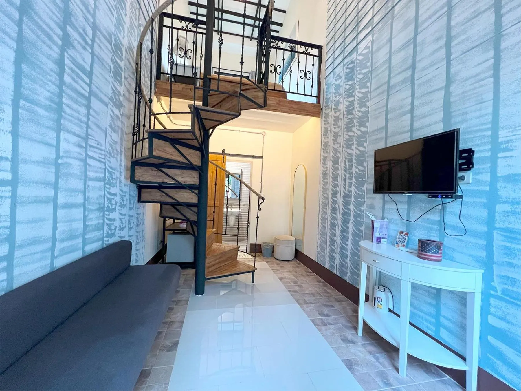 Communal lounge/ TV room in Phuiyara Resort