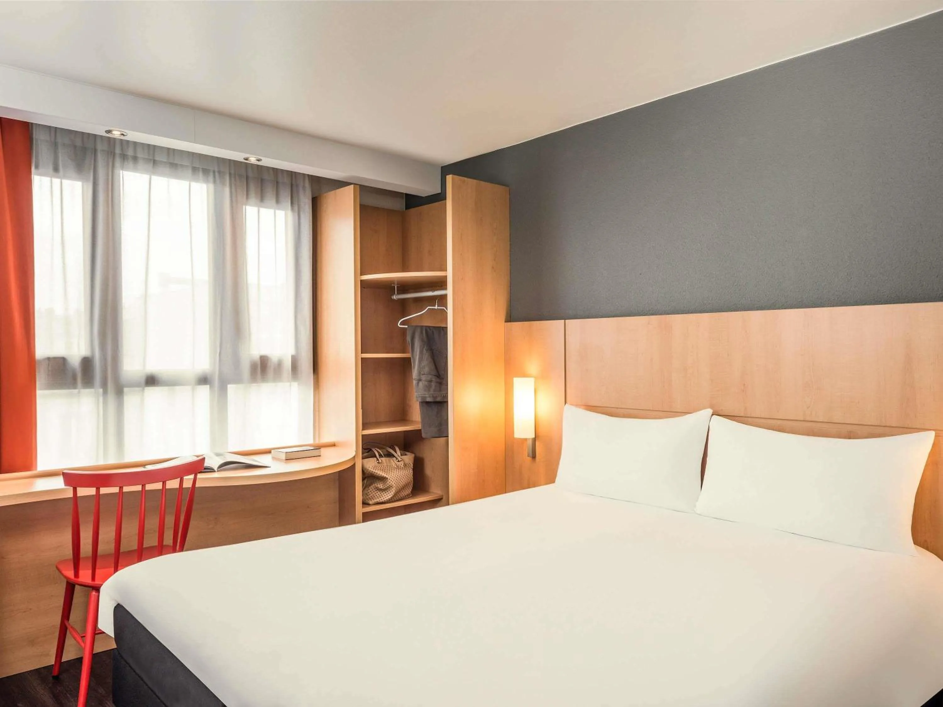 Property building, Bed in ibis Paris Bastille Faubourg St Antoine