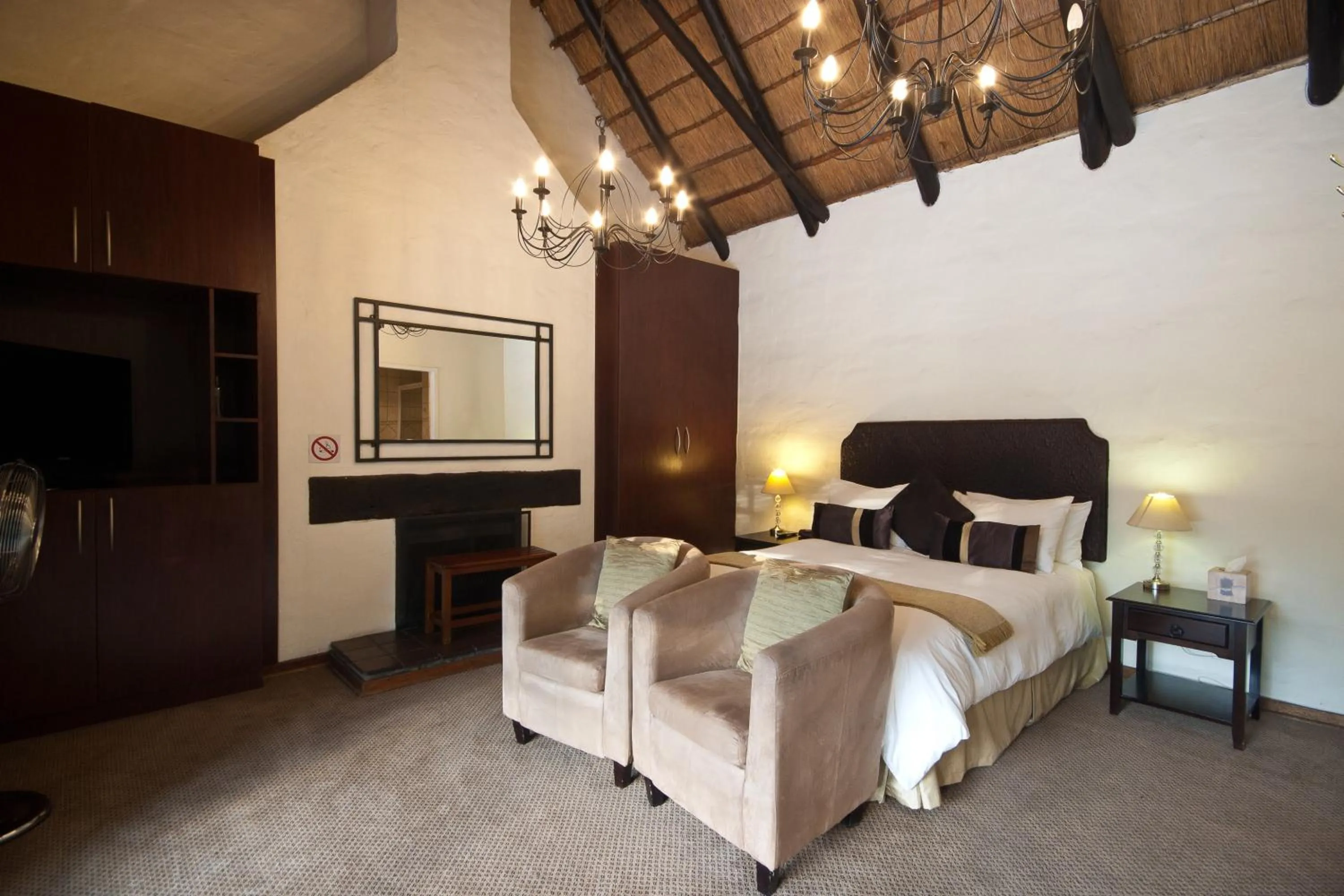 Photo of the whole room, Bed in Thatchfoord Lodge