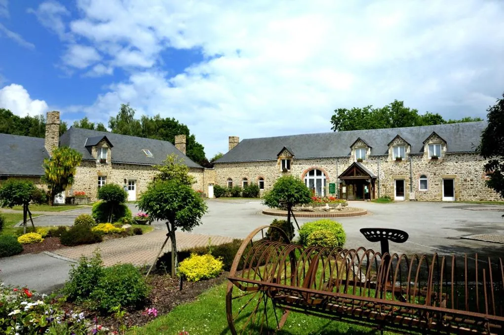 Property building in Logis Hôtel Restaurant Relais Du Gué De Selle