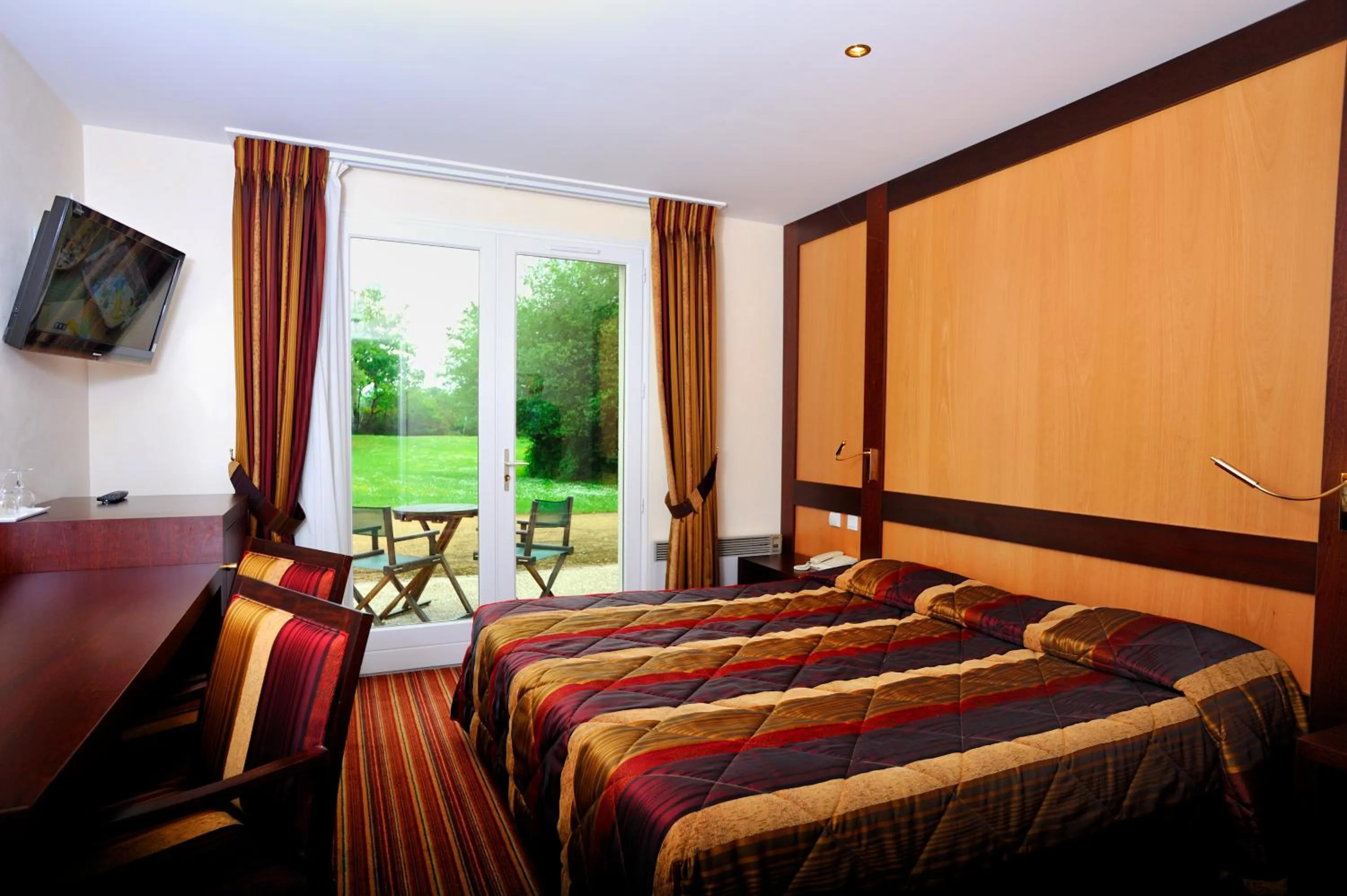 Bed in Logis Hôtel Restaurant Relais Du Gué De Selle