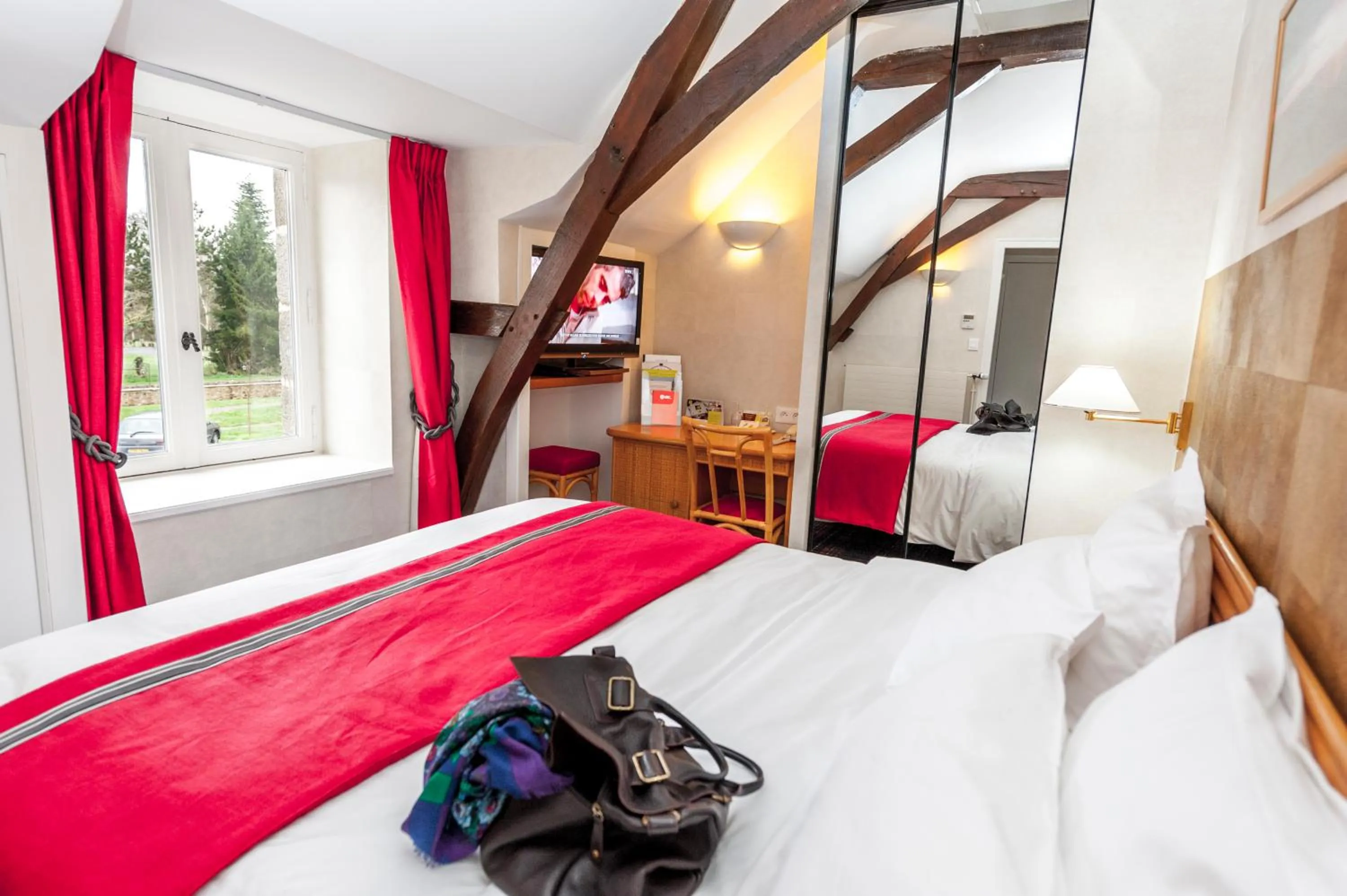 Bed in Logis Hôtel Restaurant Relais Du Gué De Selle