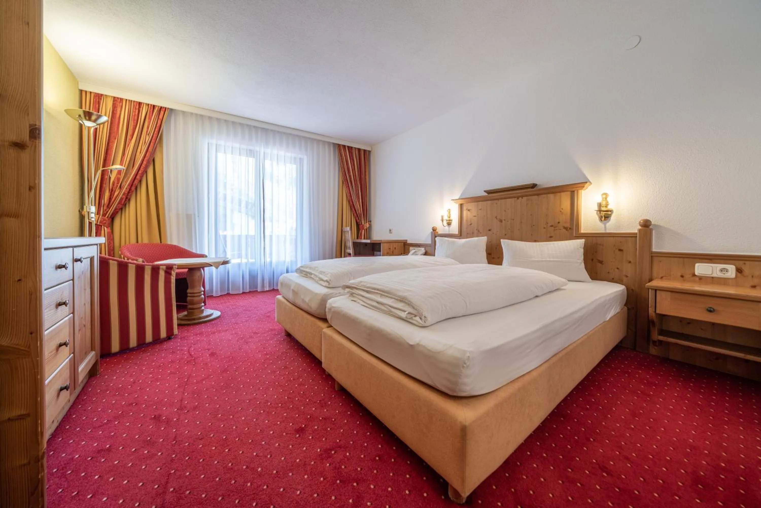 Photo of the whole room, Bed in Hotel Similaun