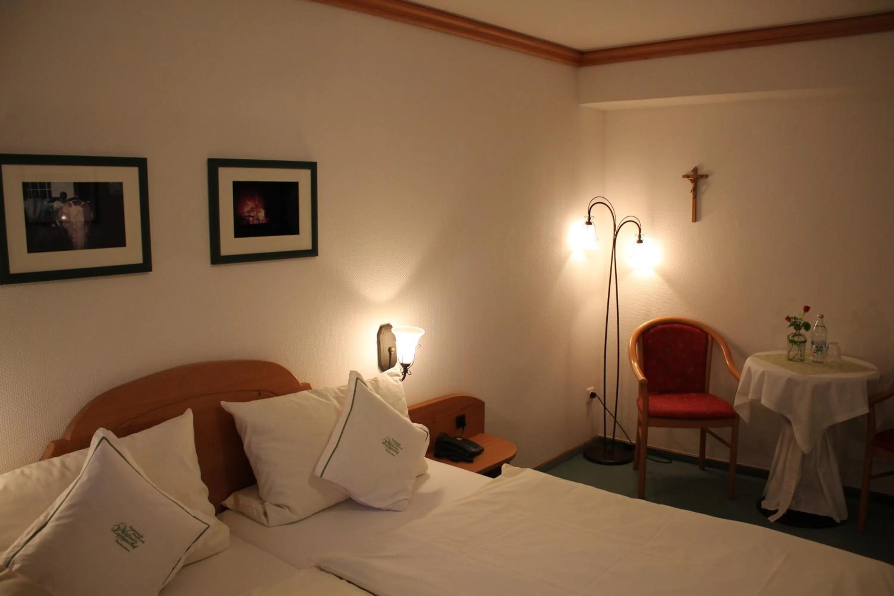 Photo of the whole room, Bed in Wüllner's Landgasthof