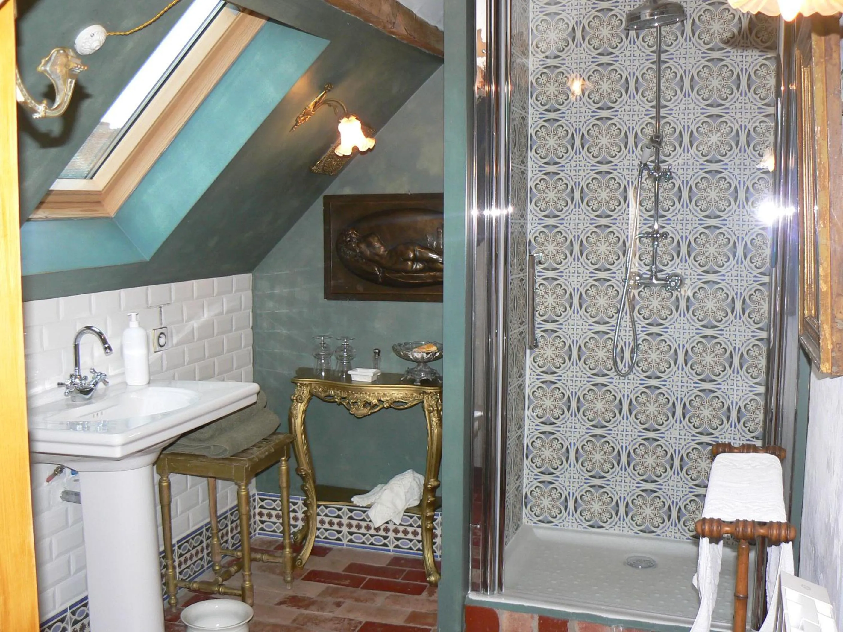 Large Double Room in Chambres d'hôtes la Graineterie