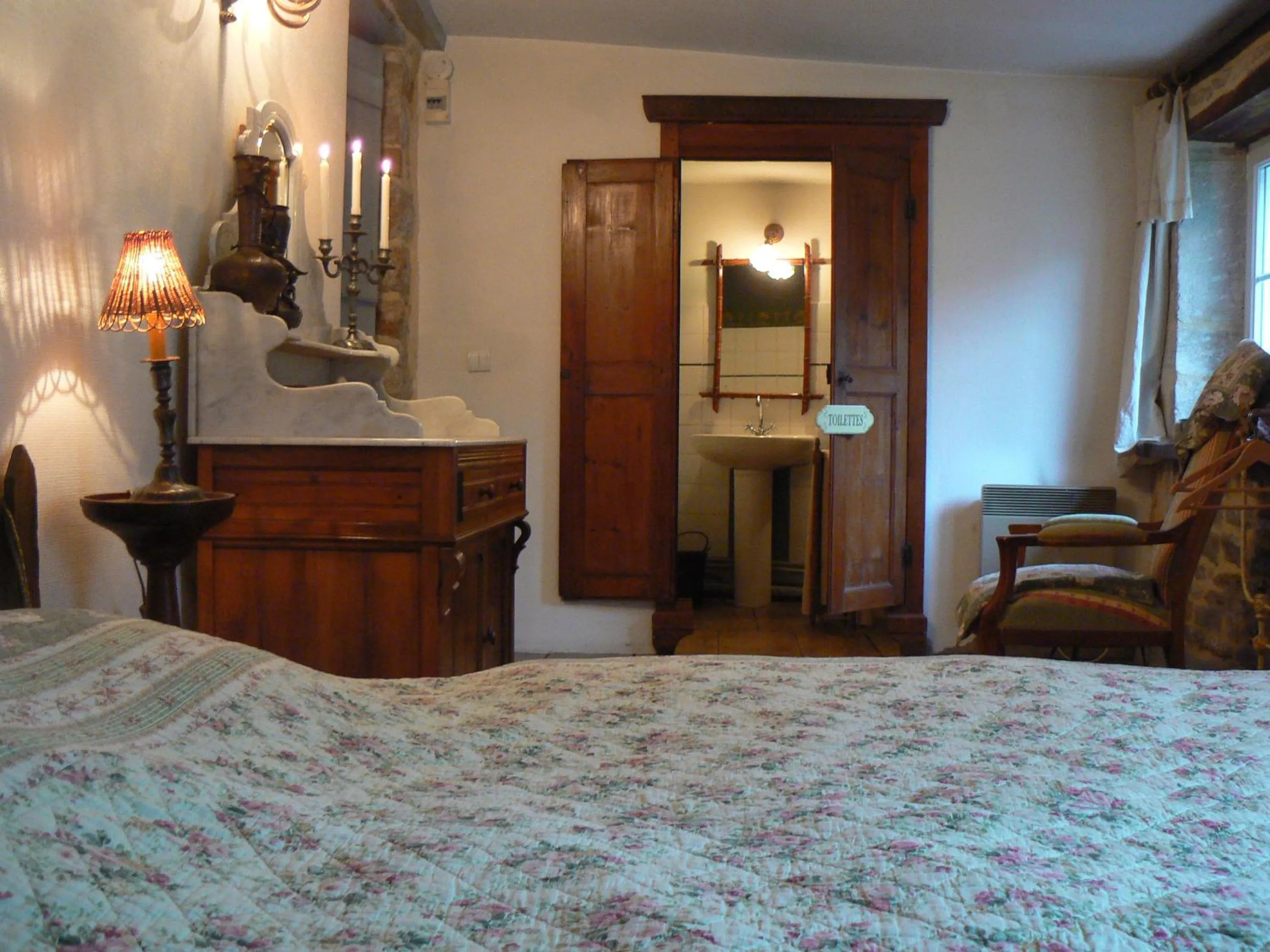 Photo of the whole room, Bed in Chambres d'hôtes la Graineterie