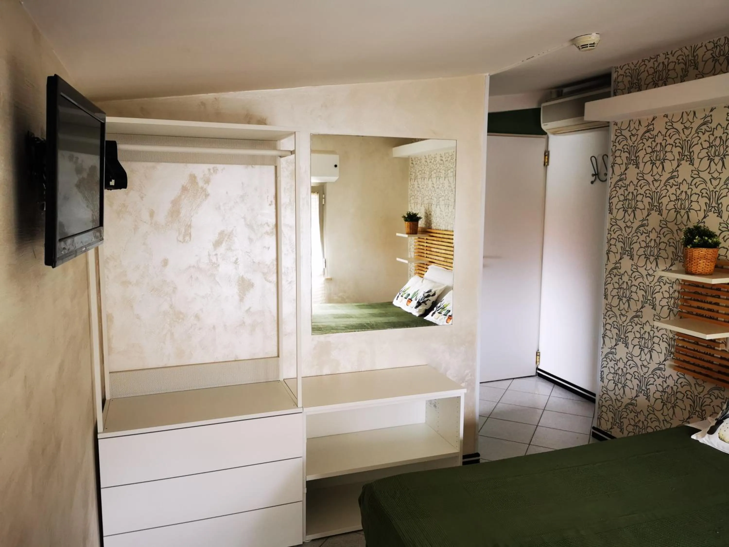 TV and multimedia, Bed in Hotel La Nidiola