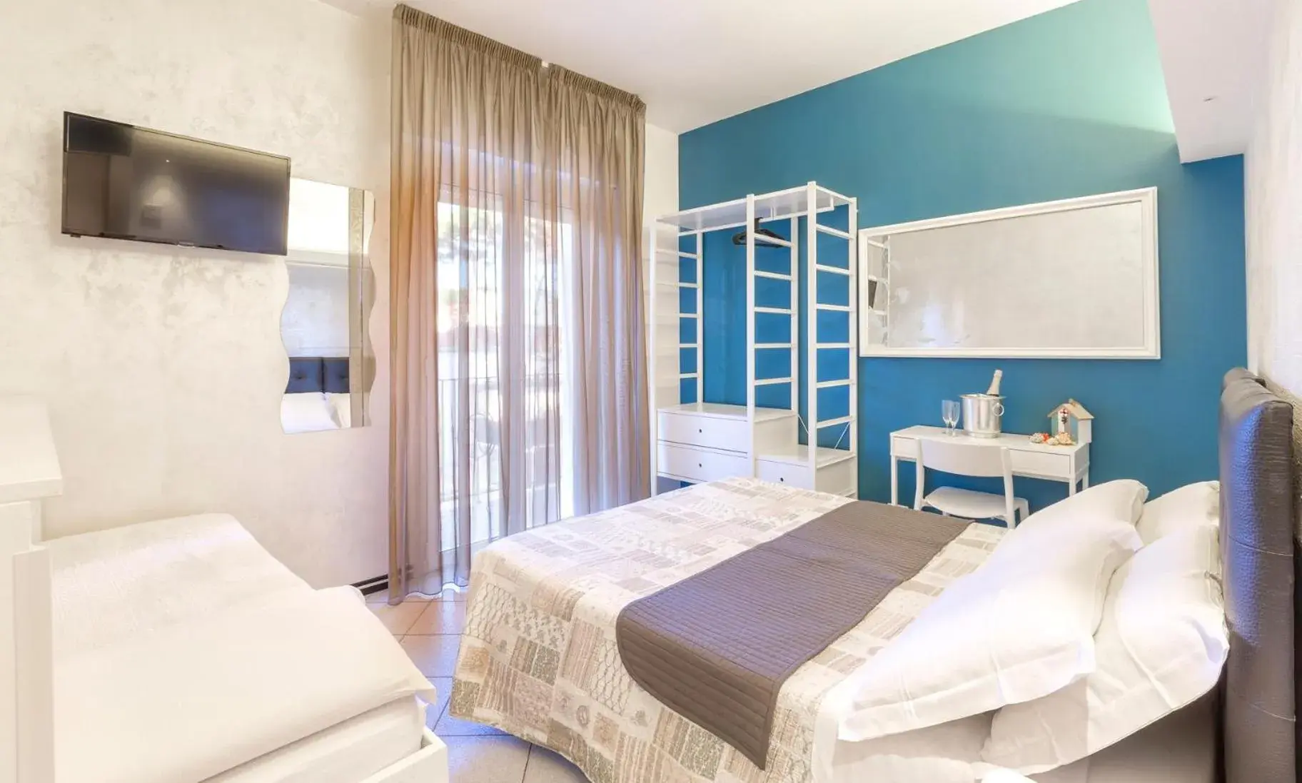 Triple Room in Hotel La Nidiola Triple Room in Hotel La Nidiola