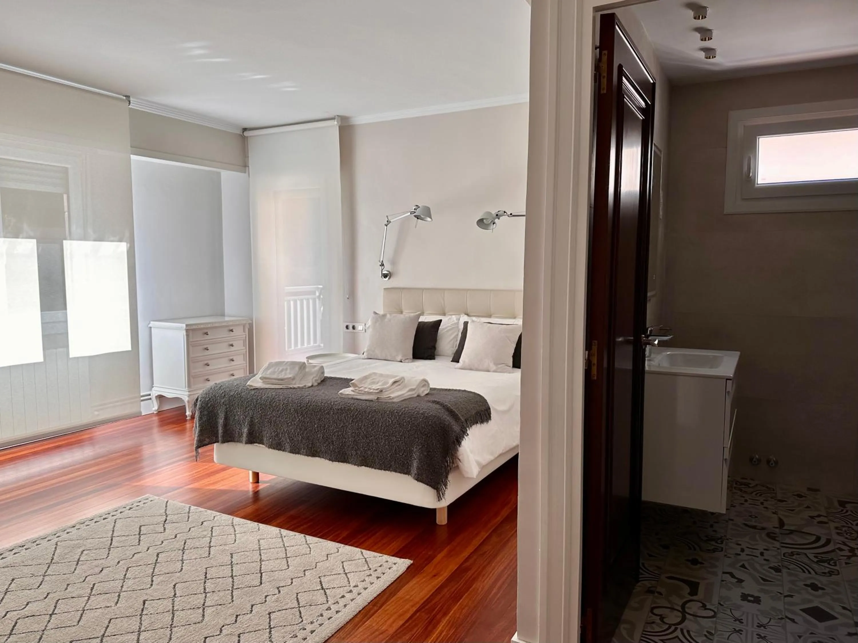 Bathroom, Bed in Apartxibi