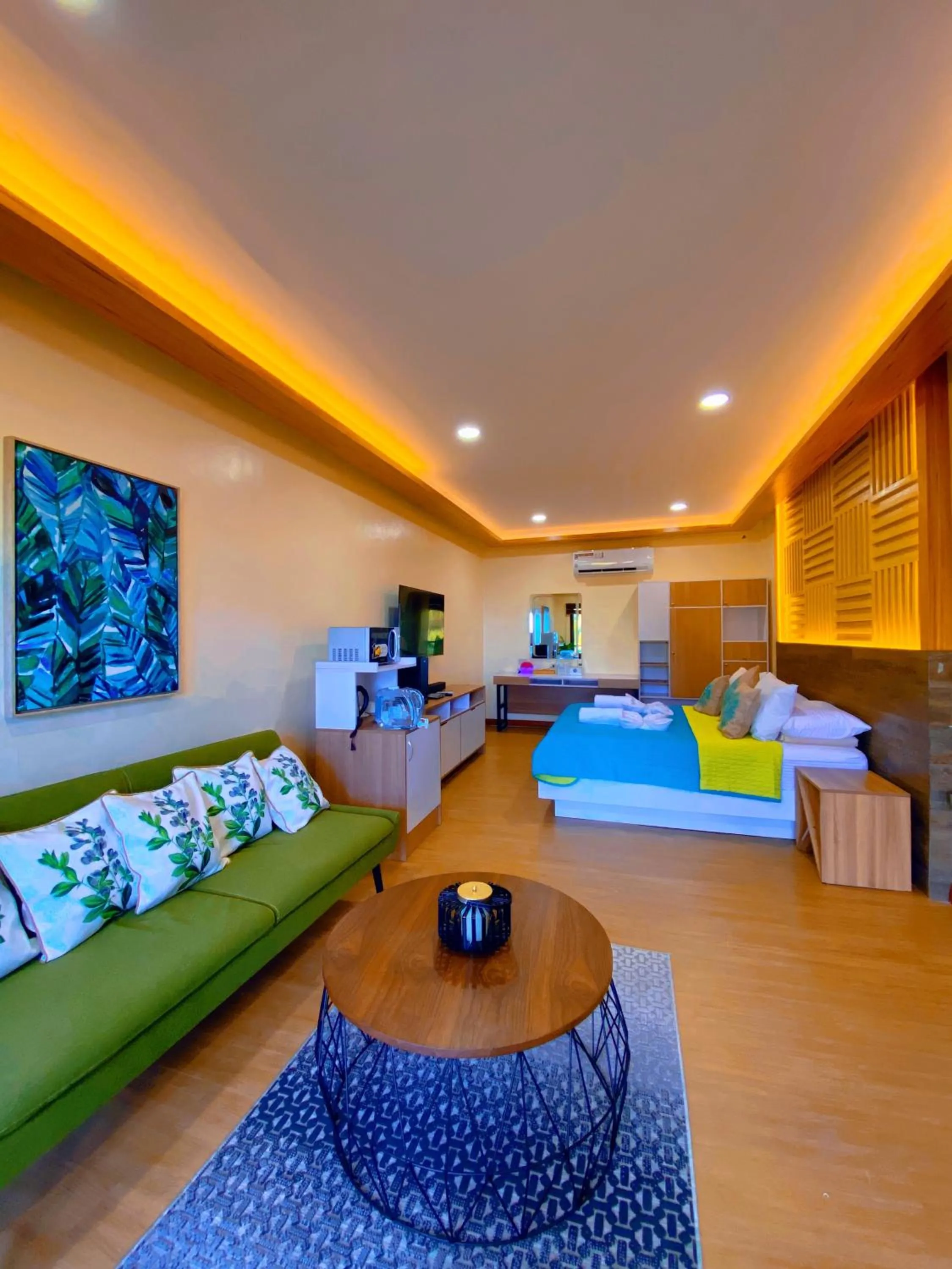 Communal lounge/ TV room in Noni's Resort