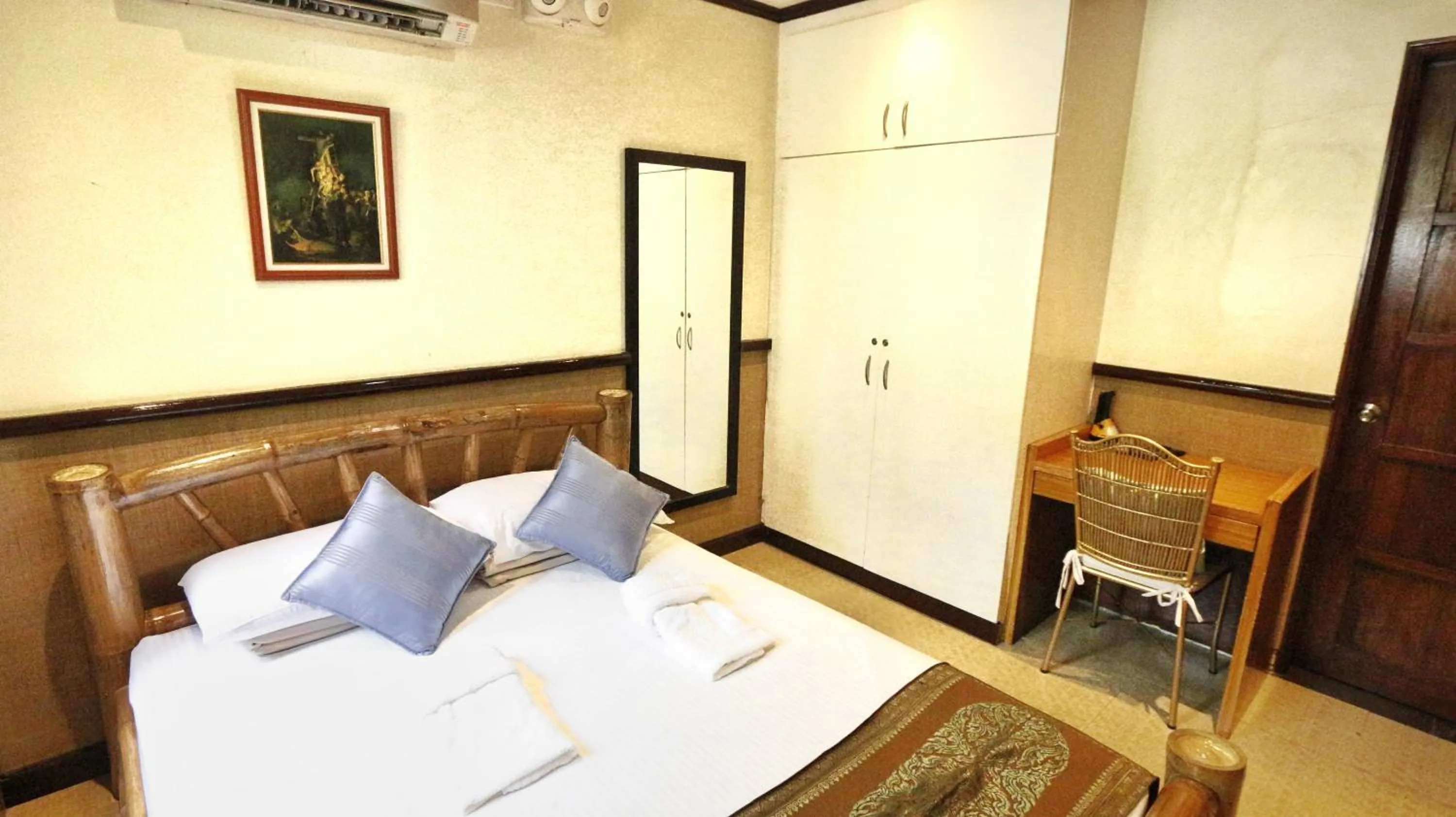 Bed in Noni's Resort