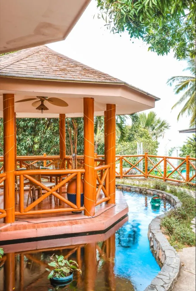 Restaurant/places to eat in Noni's Resort