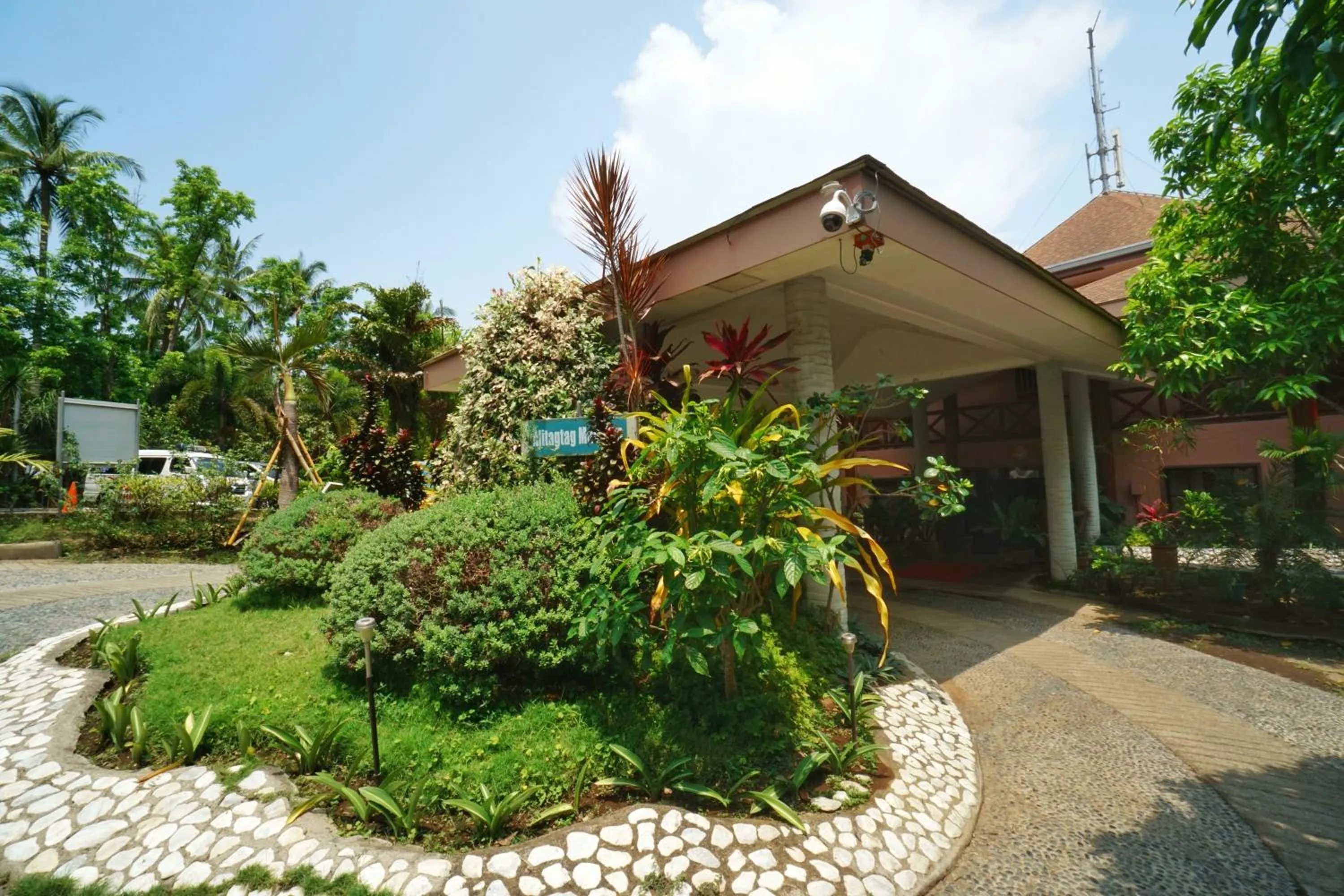 Facade/entrance in Noni's Resort