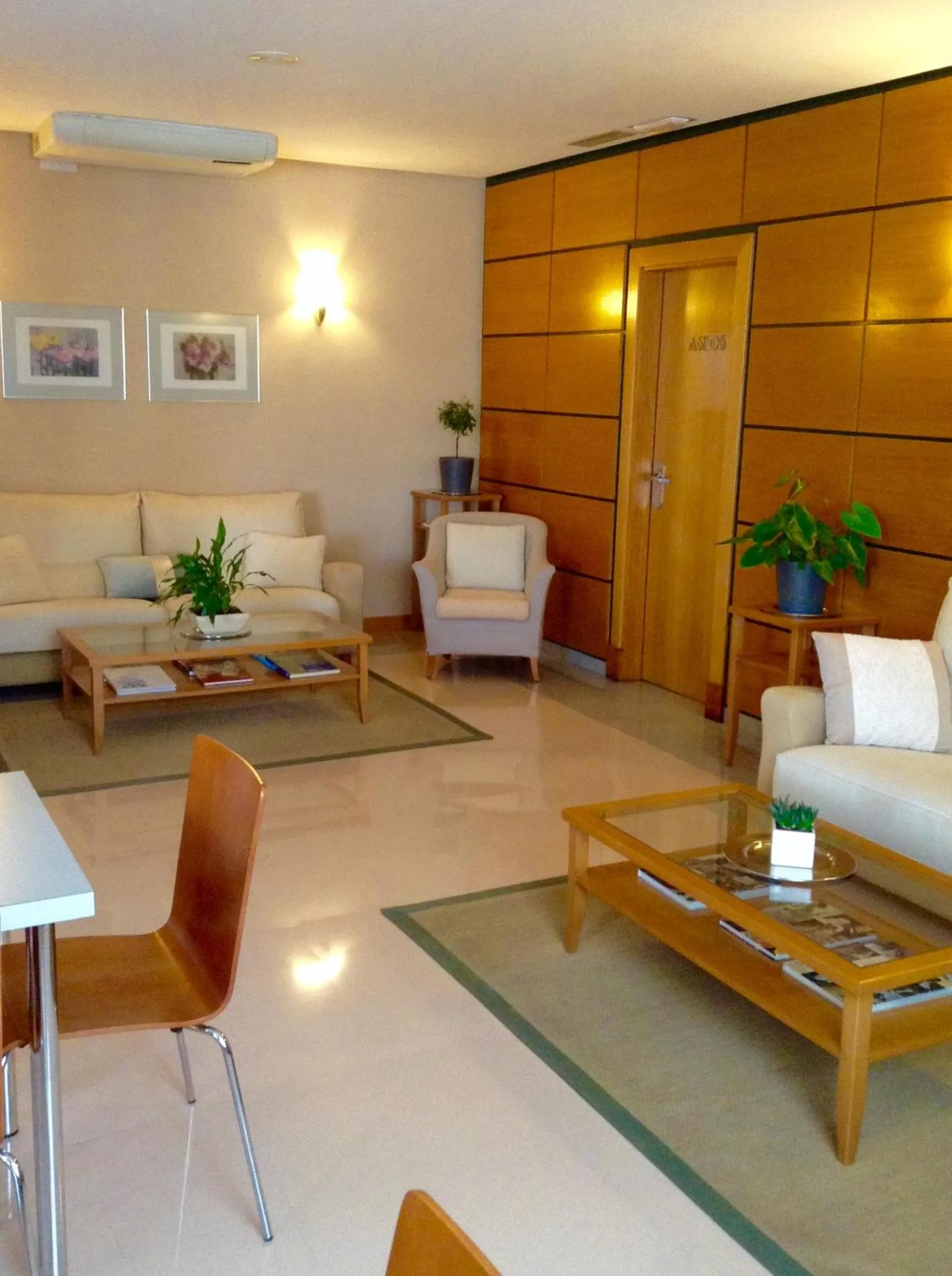 Communal lounge/ TV room in Hotel Central