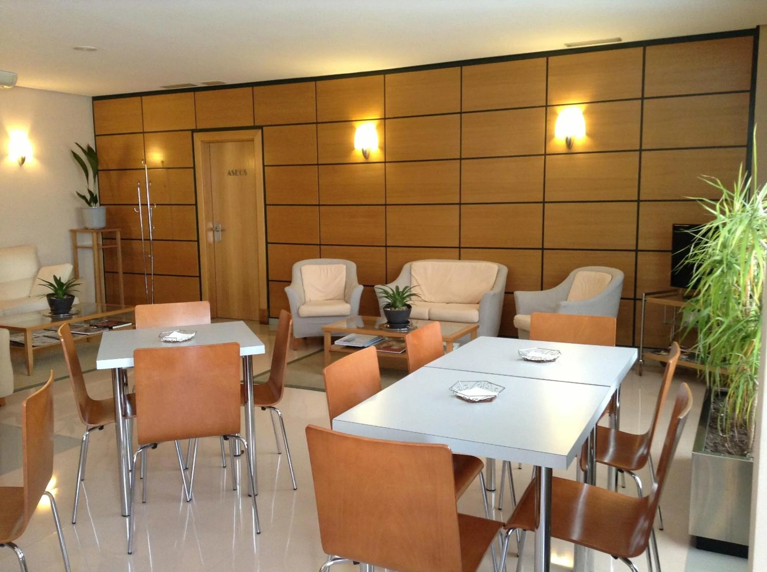 Restaurant/places to eat in Hotel Central