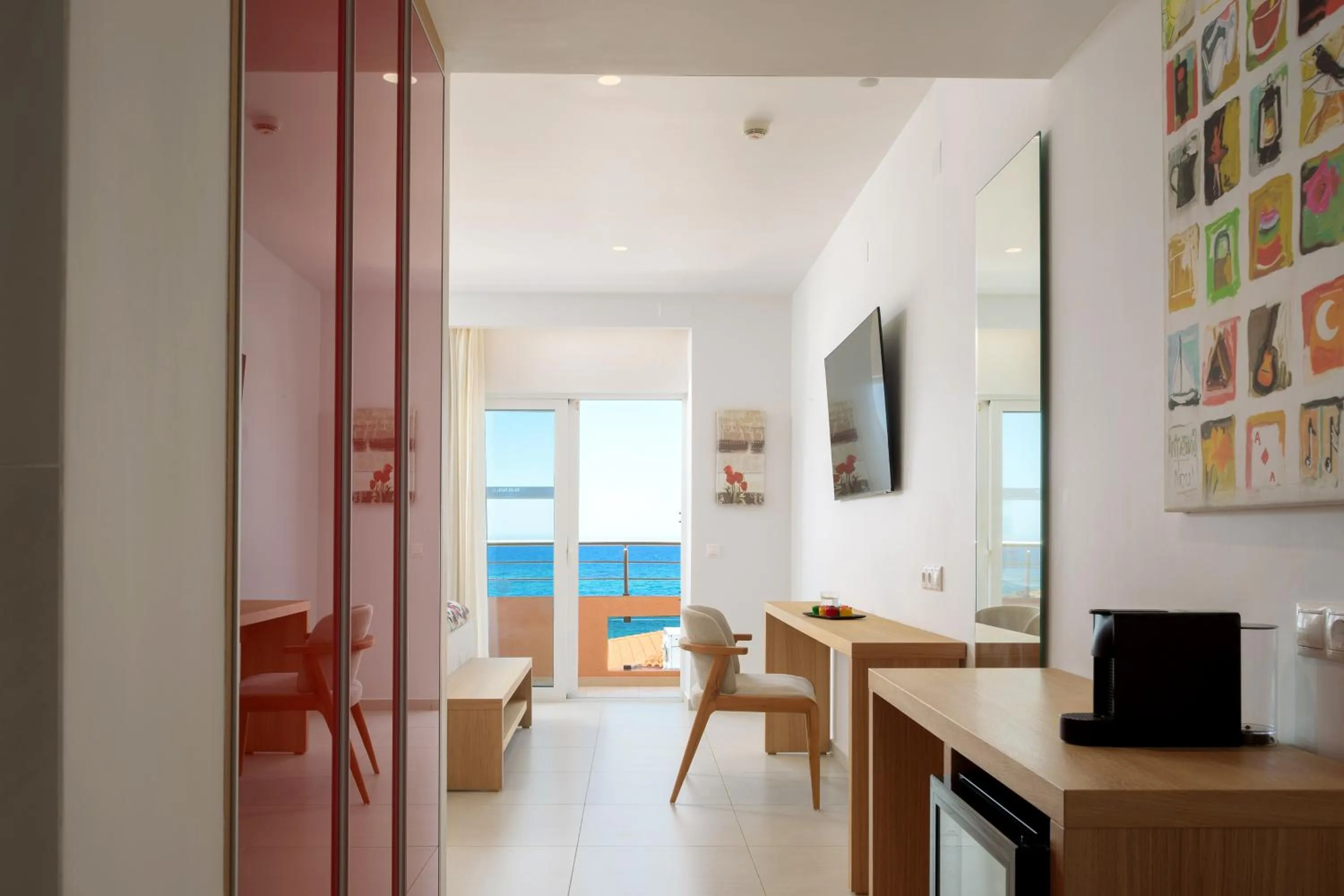 Photo of the whole room in High Beach Resort