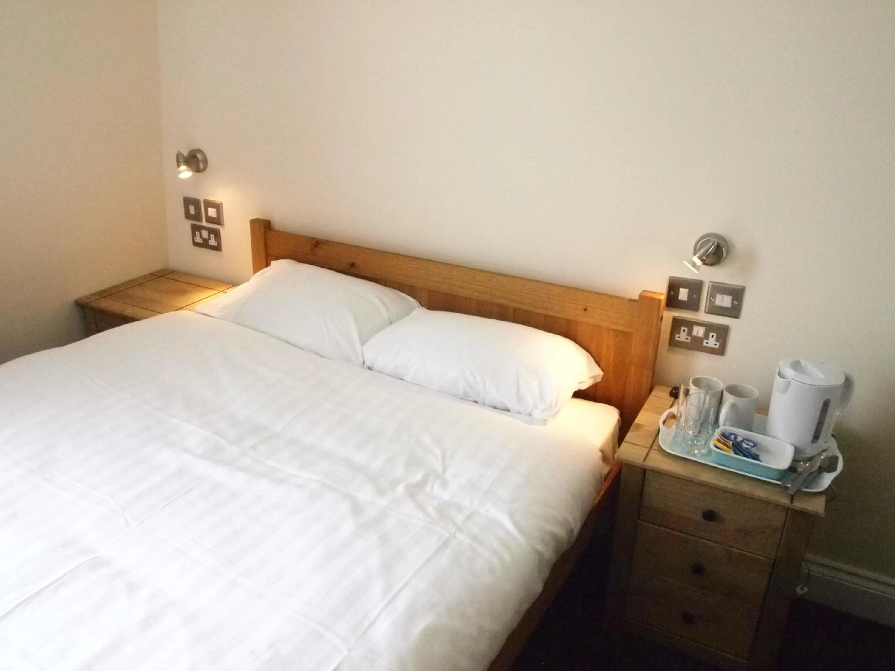 Bedroom, Bed in Earls Court Garden Hotel