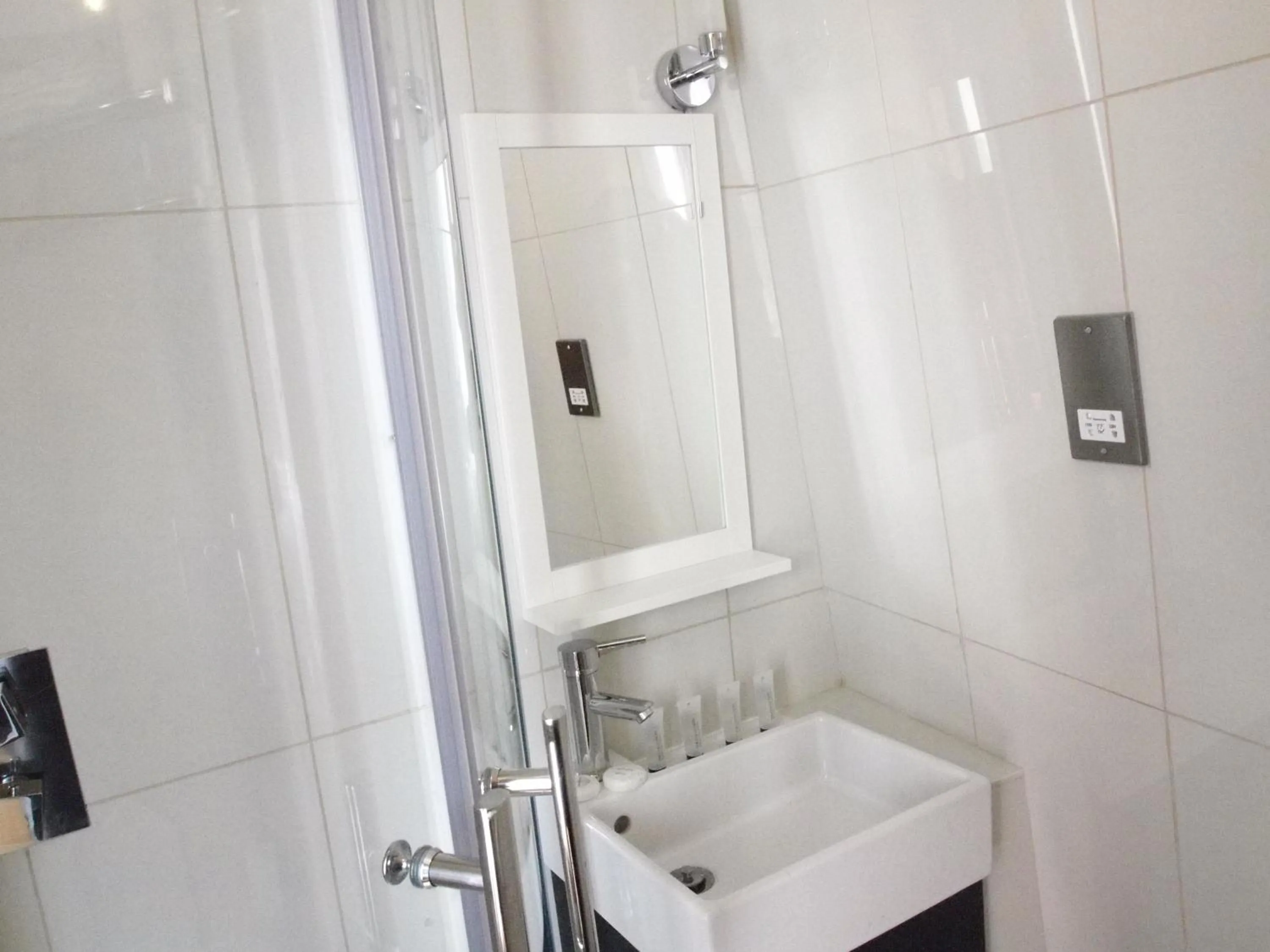 Bathroom in Earls Court Garden Hotel