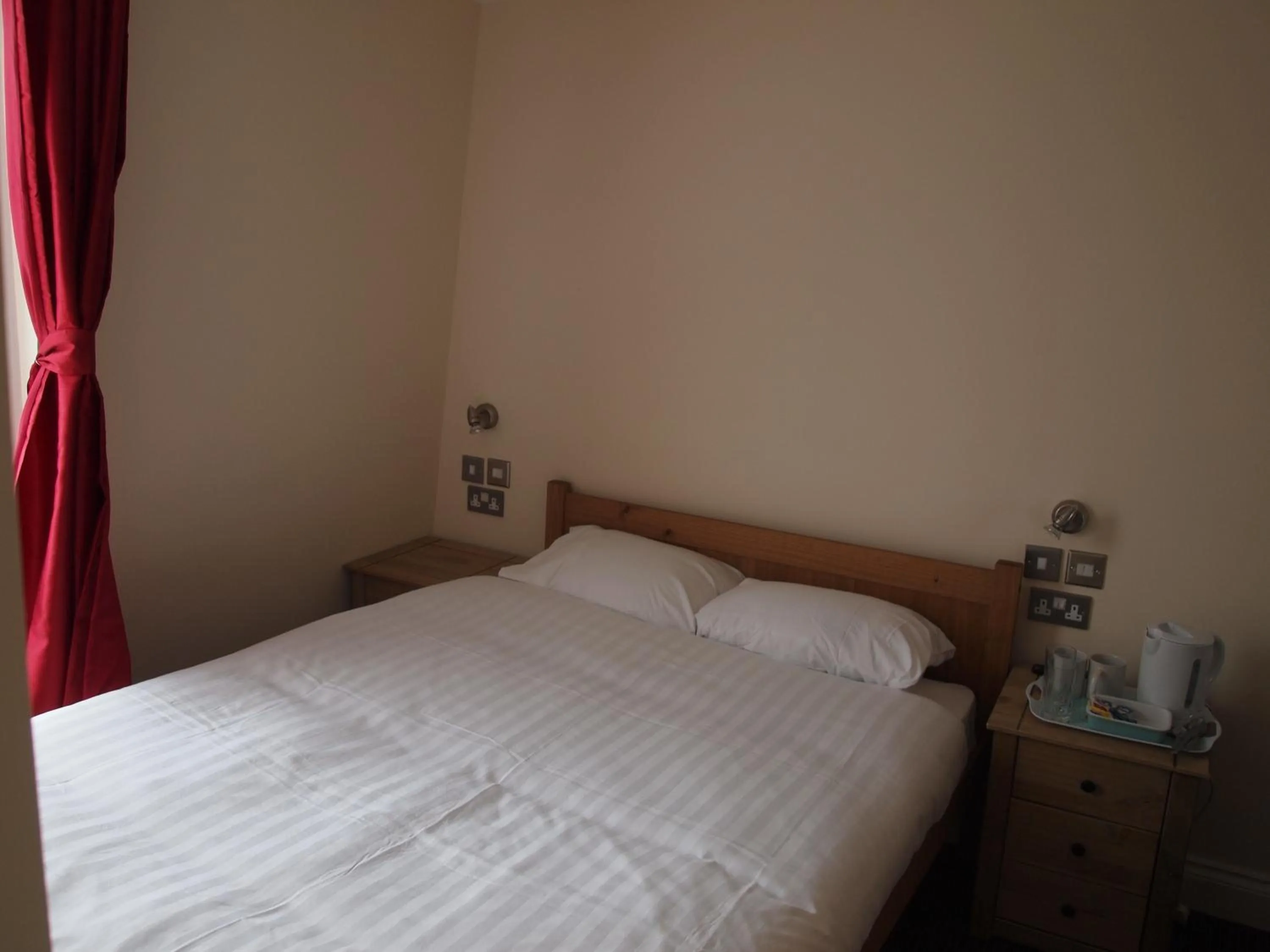 Bedroom, Bed in Earls Court Garden Hotel