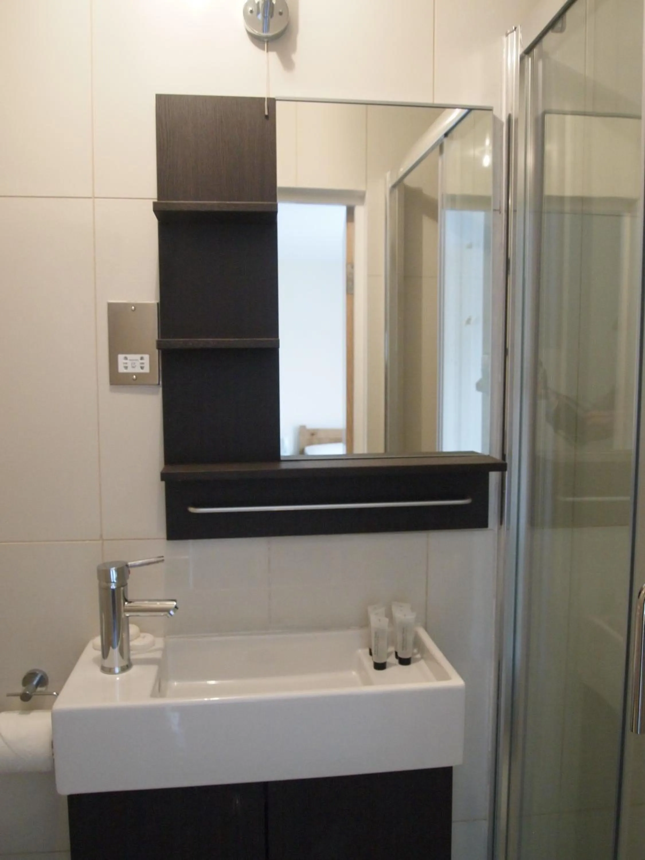 Bathroom in Earls Court Garden Hotel