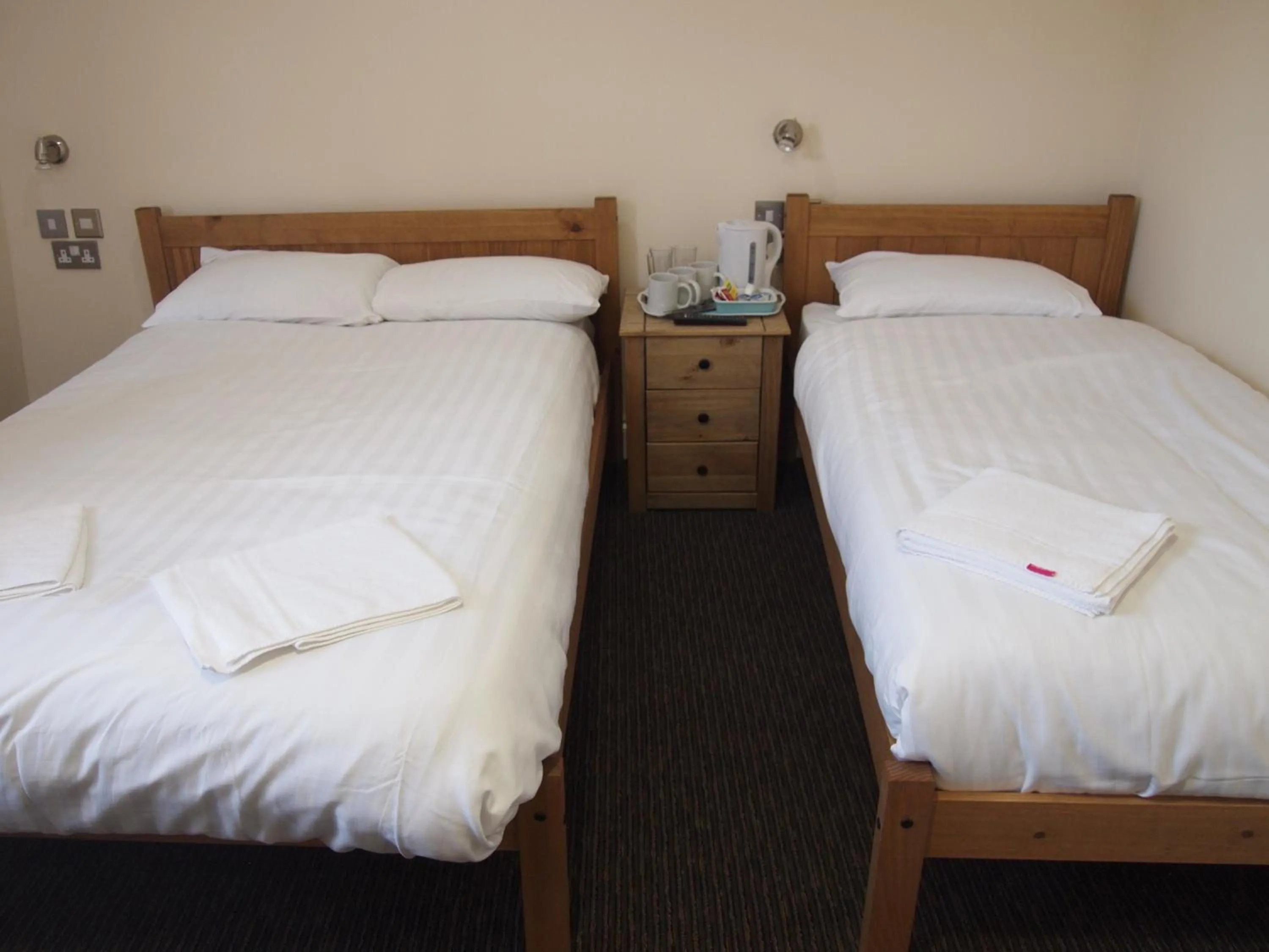 Bedroom, Bed in Earls Court Garden Hotel