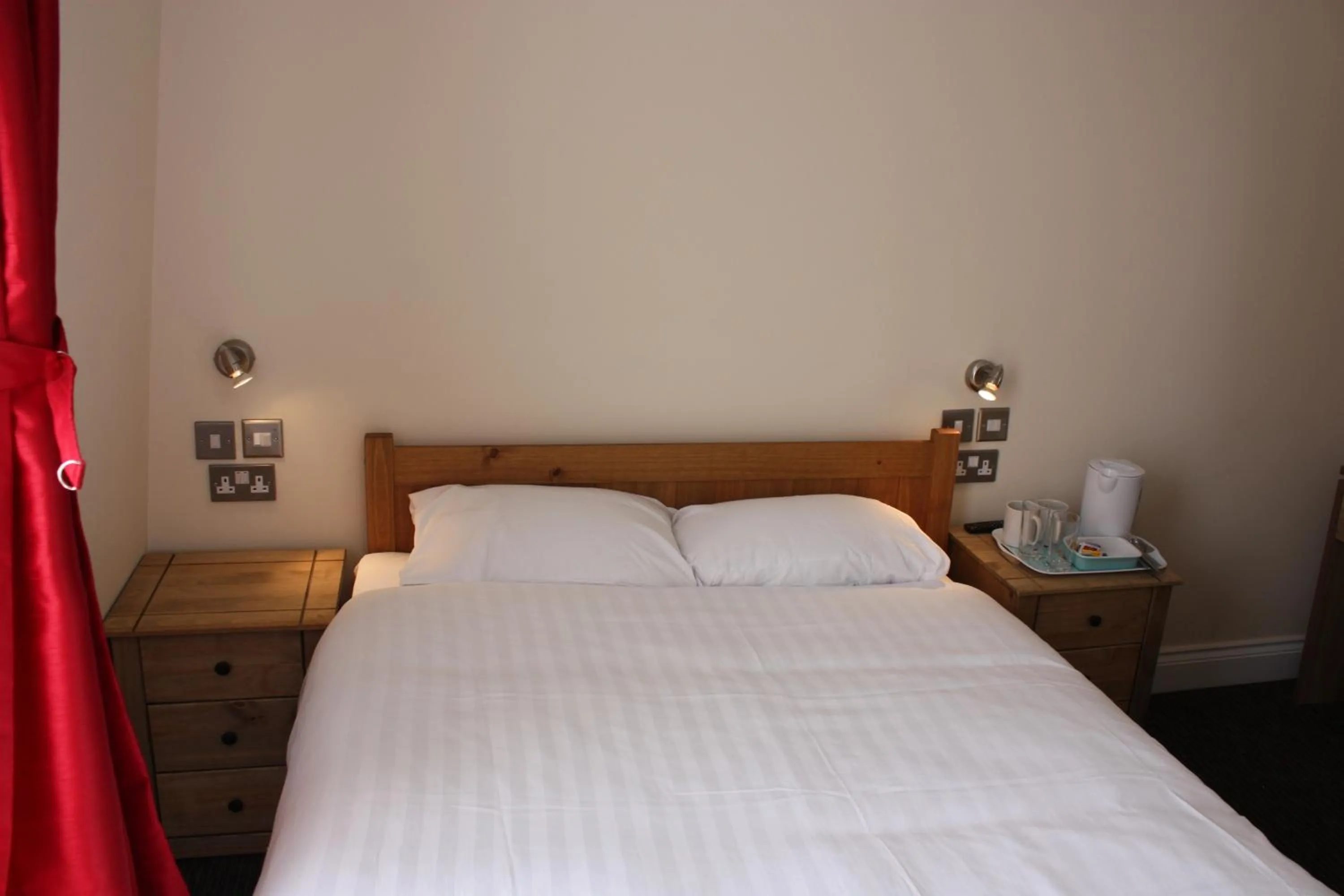 Bedroom, Bed in Earls Court Garden Hotel