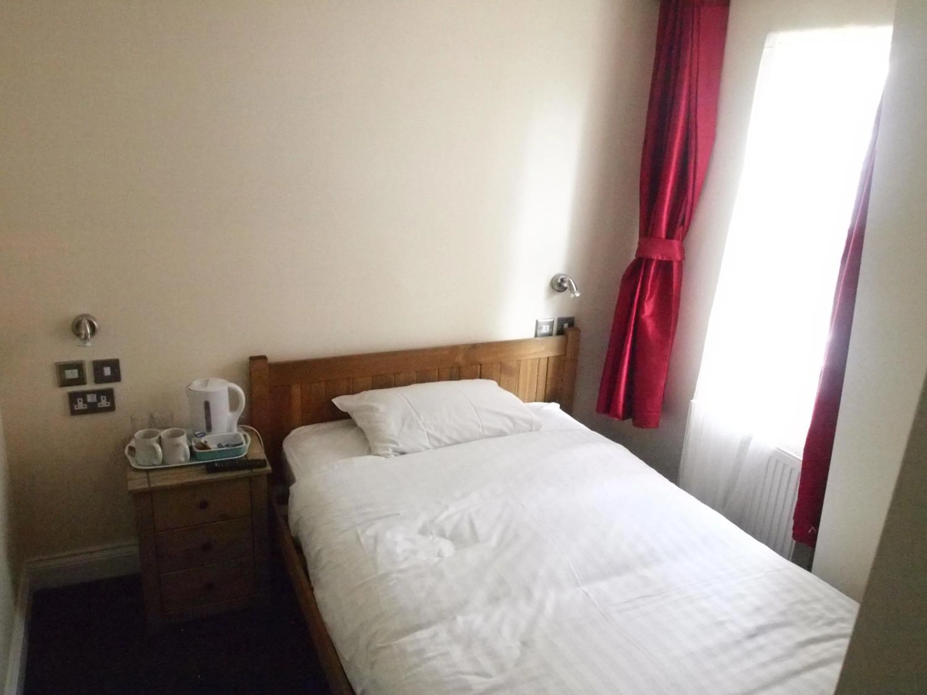 Bedroom, Bed in Earls Court Garden Hotel