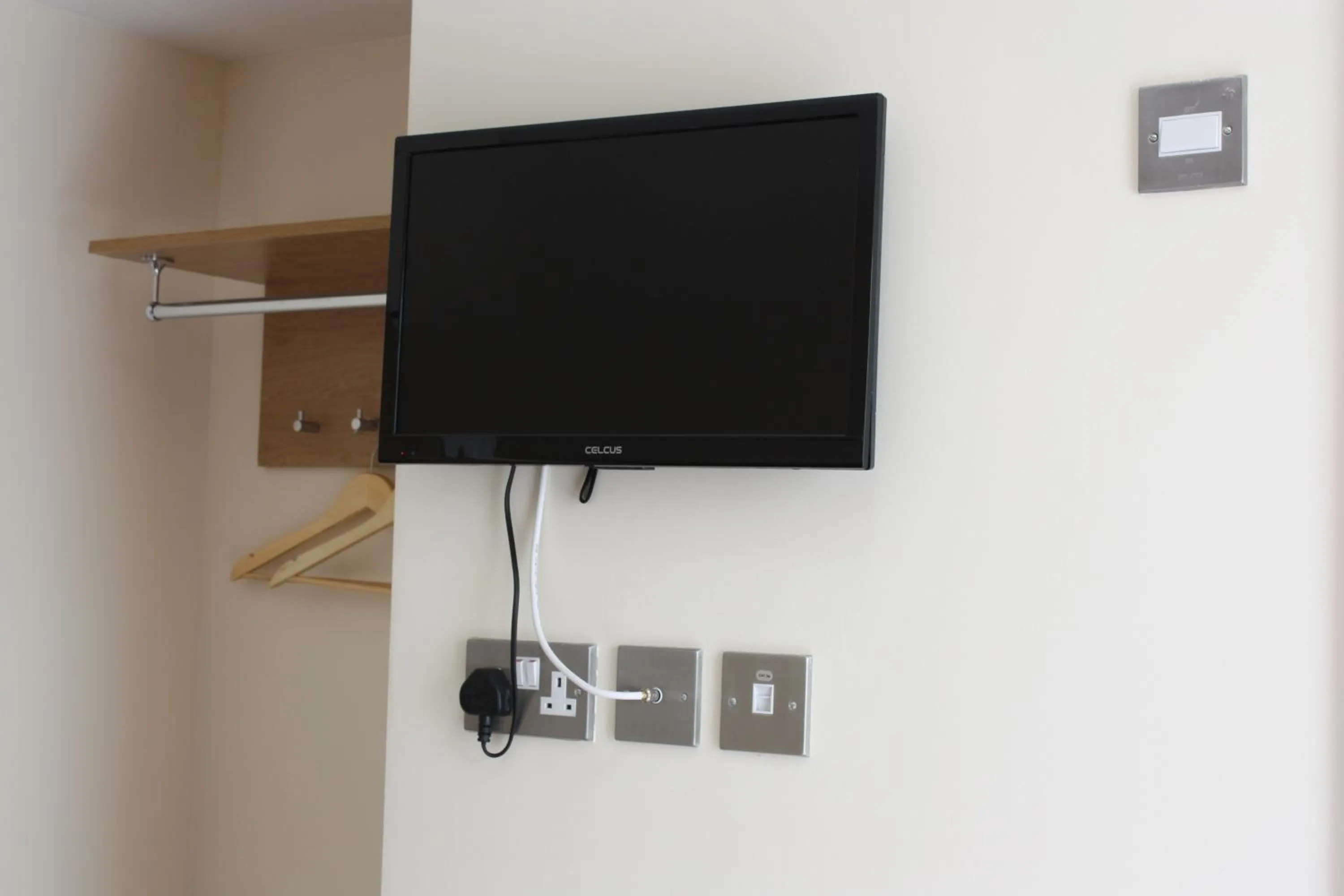 TV and multimedia in Earls Court Garden Hotel