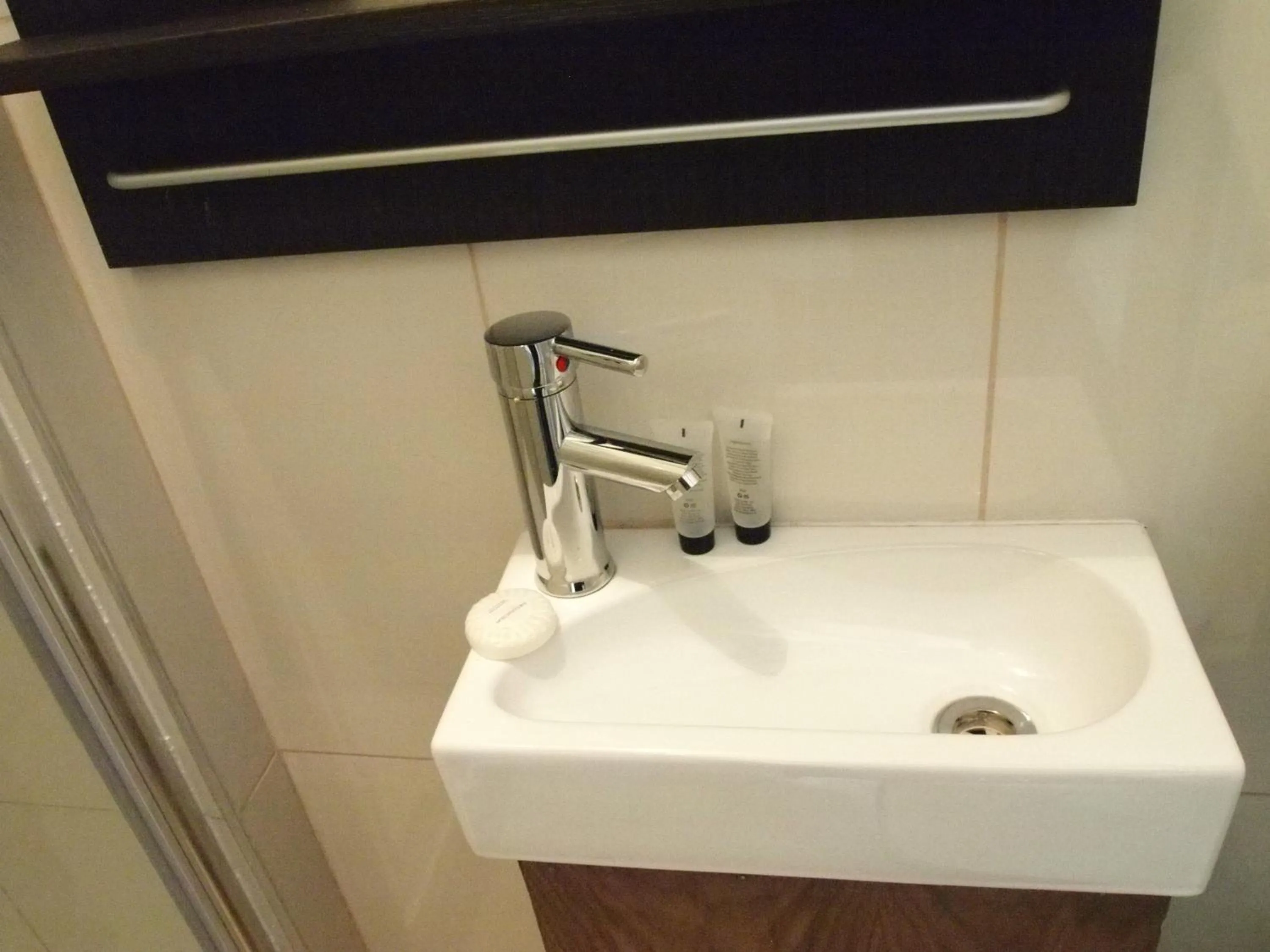 Bathroom in Earls Court Garden Hotel