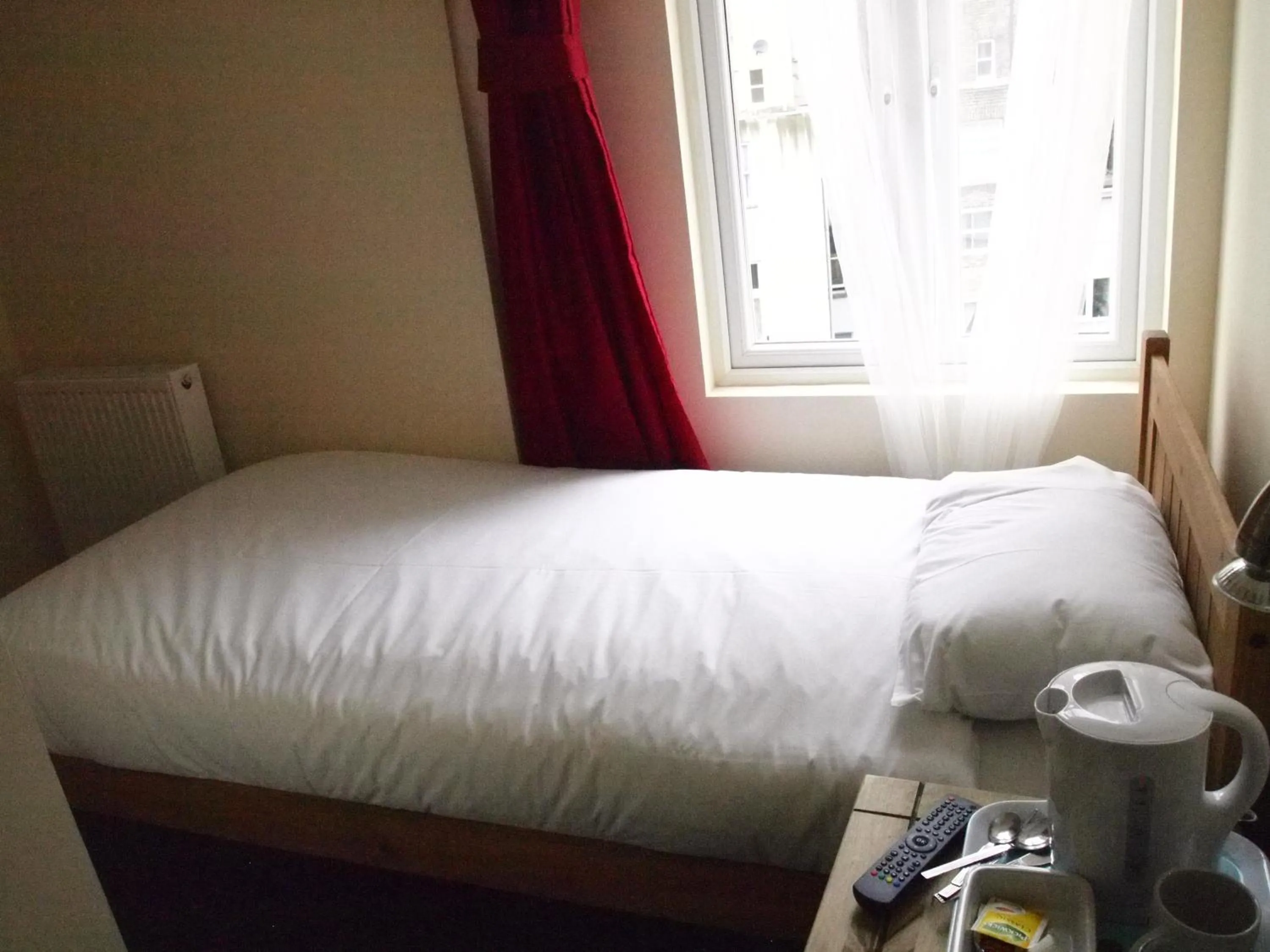 Bedroom, Bed in Earls Court Garden Hotel