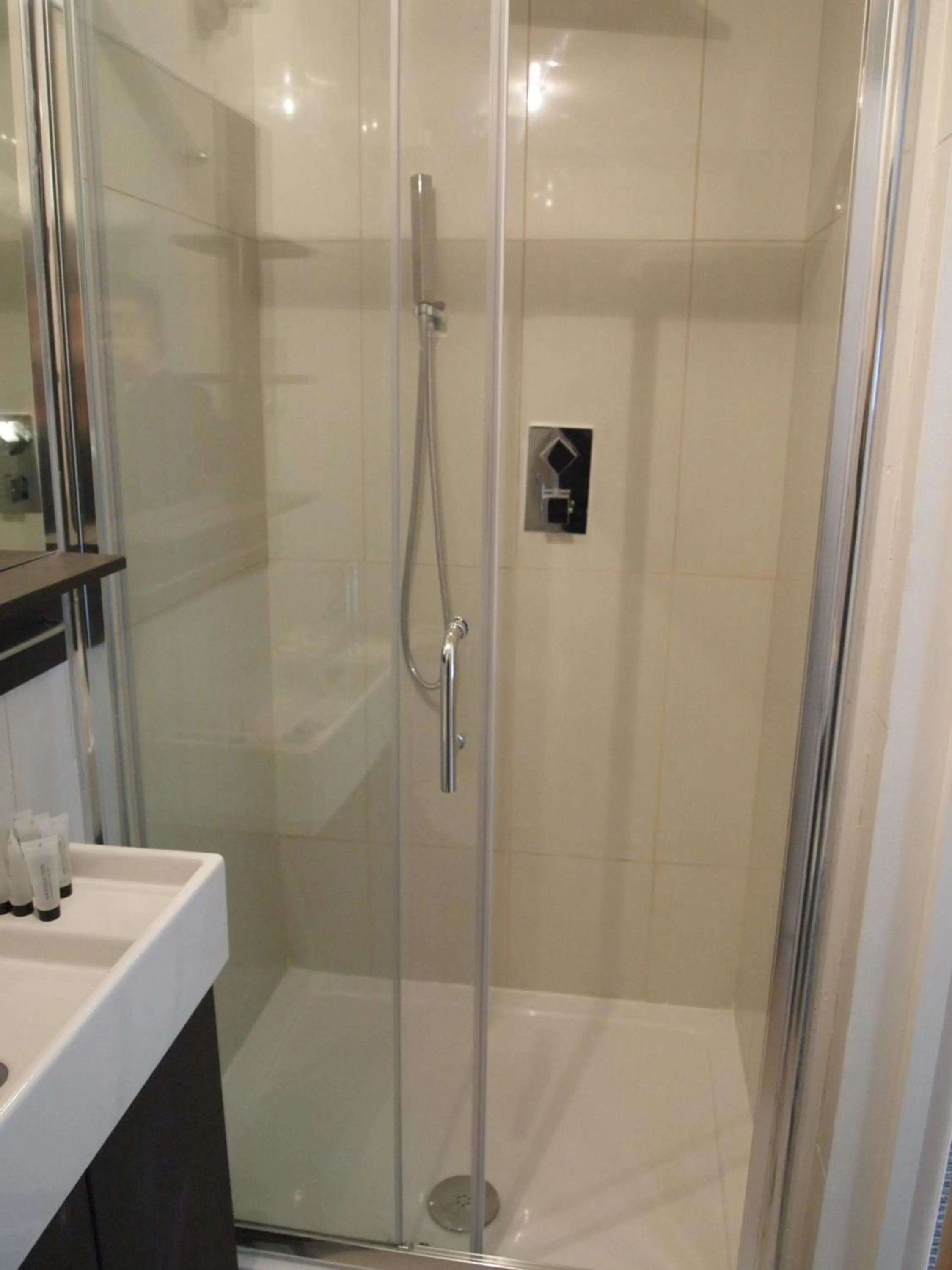 Bathroom in Earls Court Garden Hotel