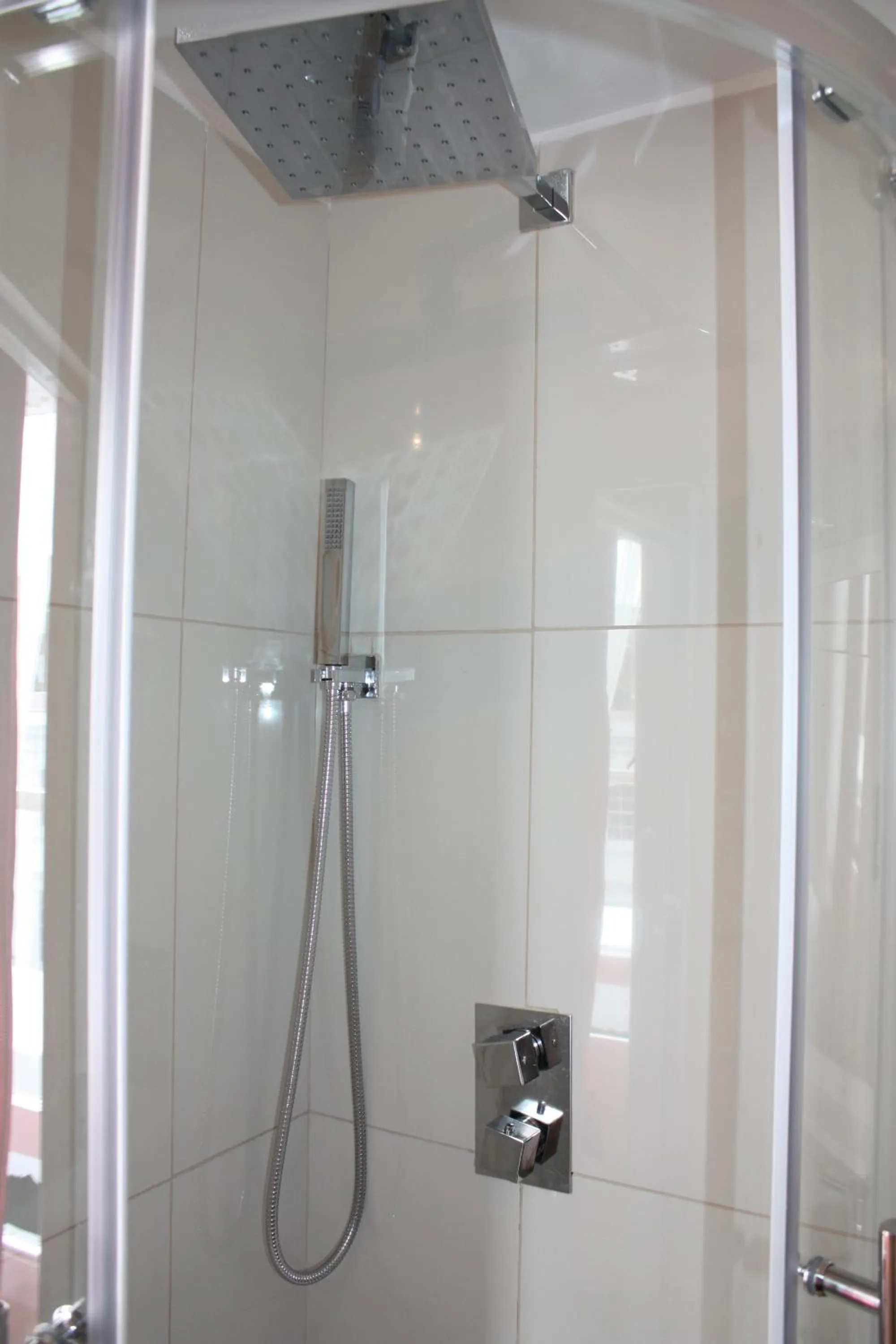 Bathroom in Earls Court Garden Hotel