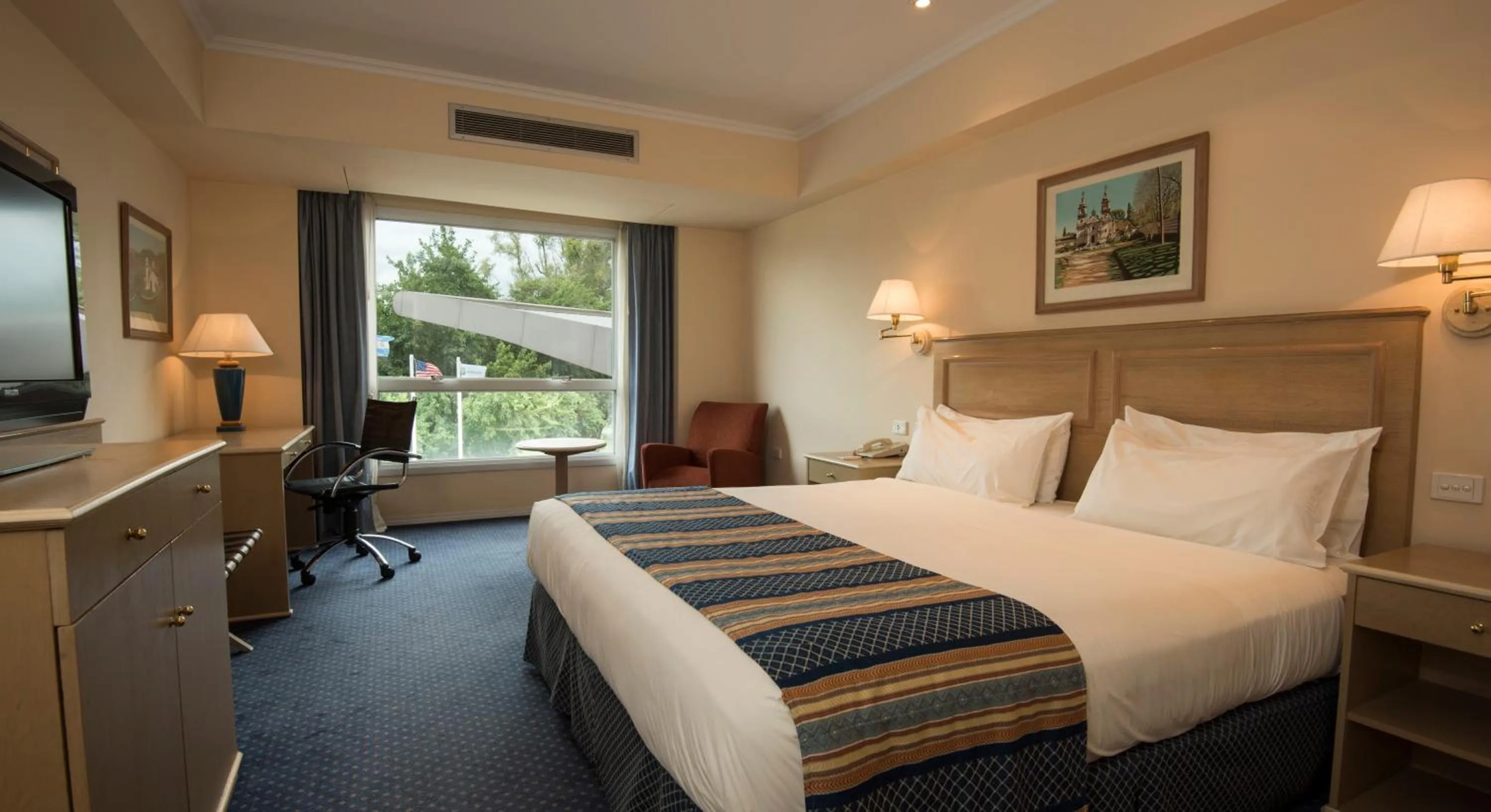 Photo of the whole room, Bed in Holiday Inn Cordoba by IHG