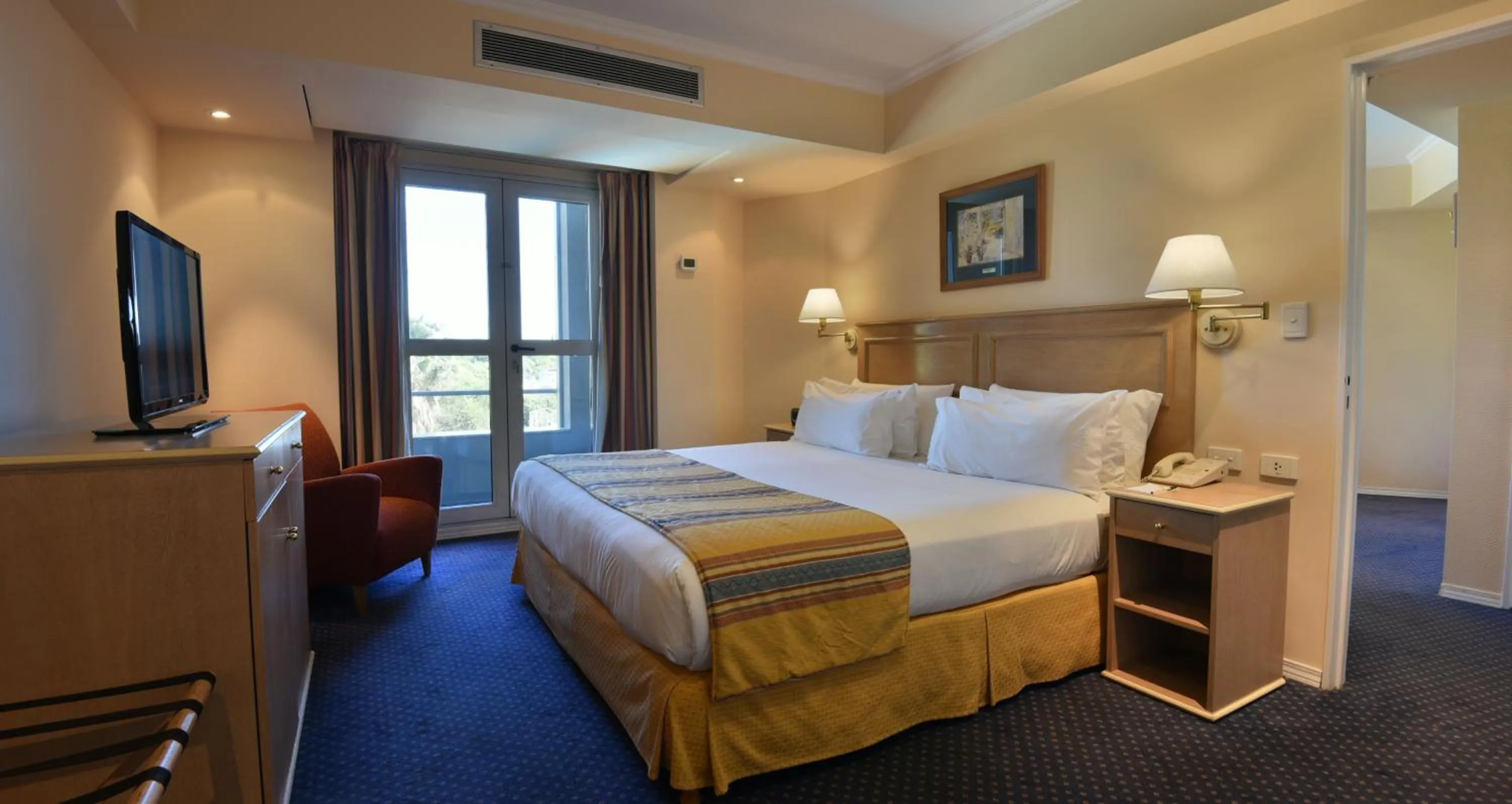 Photo of the whole room, Bed in Holiday Inn Cordoba by IHG