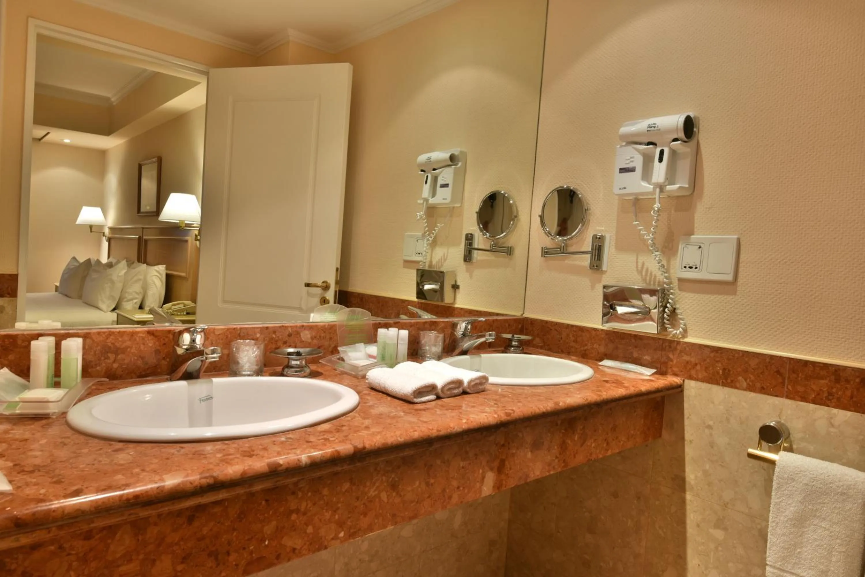 Photo of the whole room in Holiday Inn Cordoba by IHG