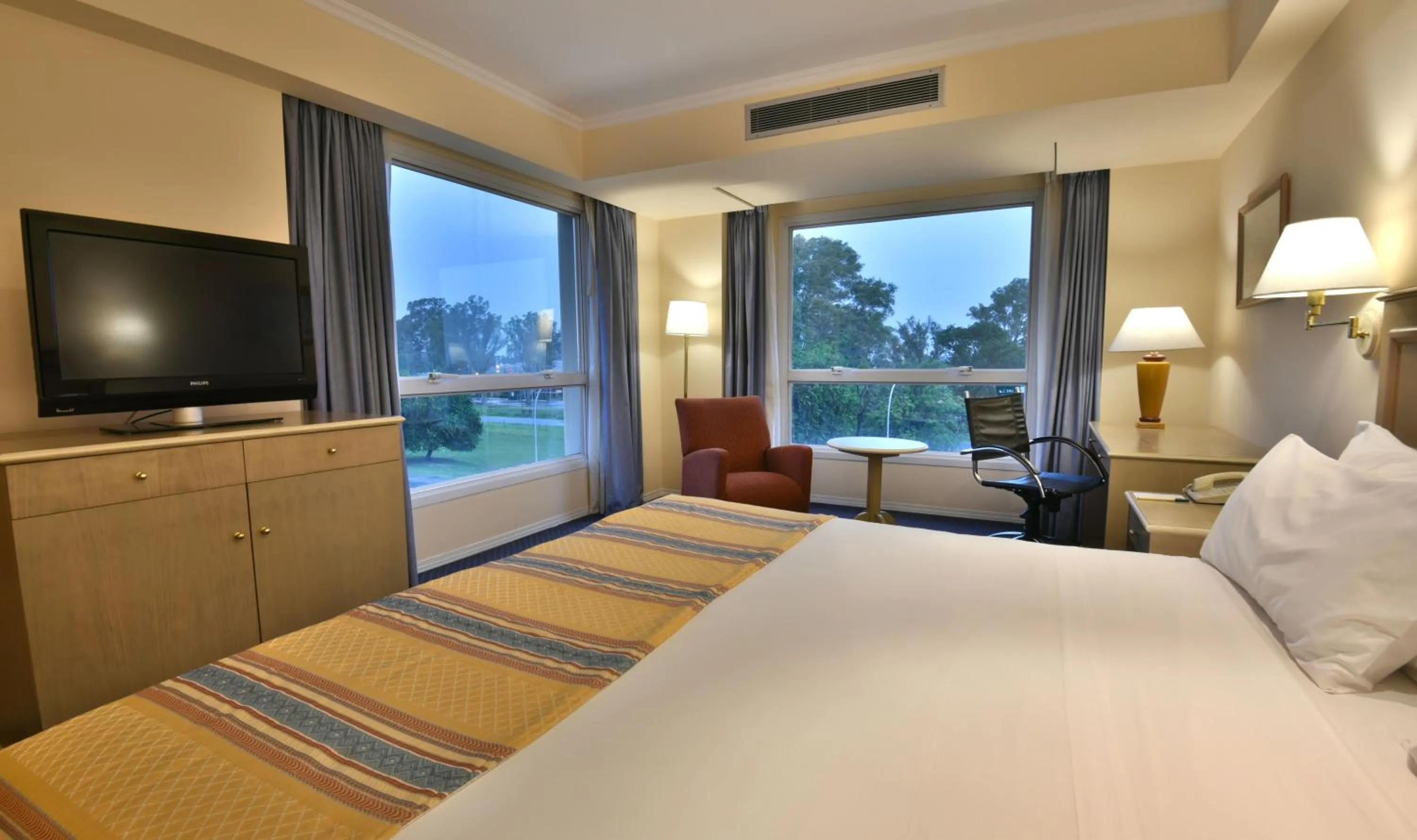 Photo of the whole room, Bed in Holiday Inn Cordoba by IHG