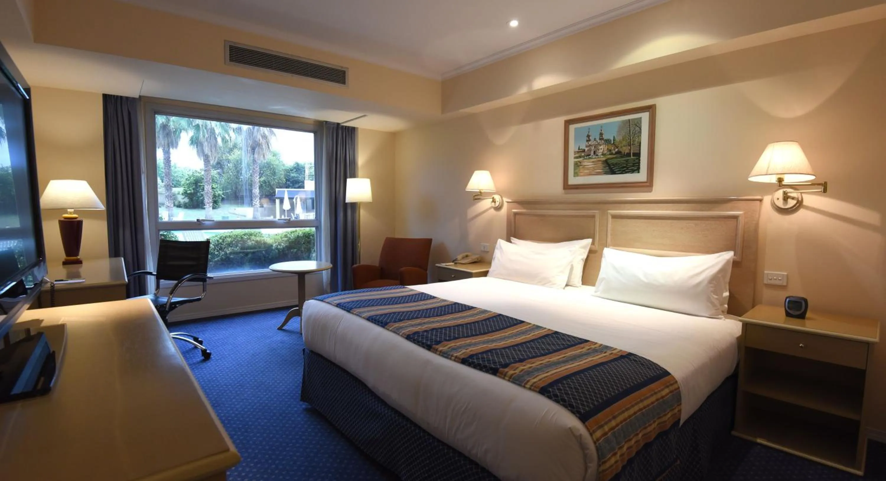 Photo of the whole room, Bed in Holiday Inn Cordoba by IHG