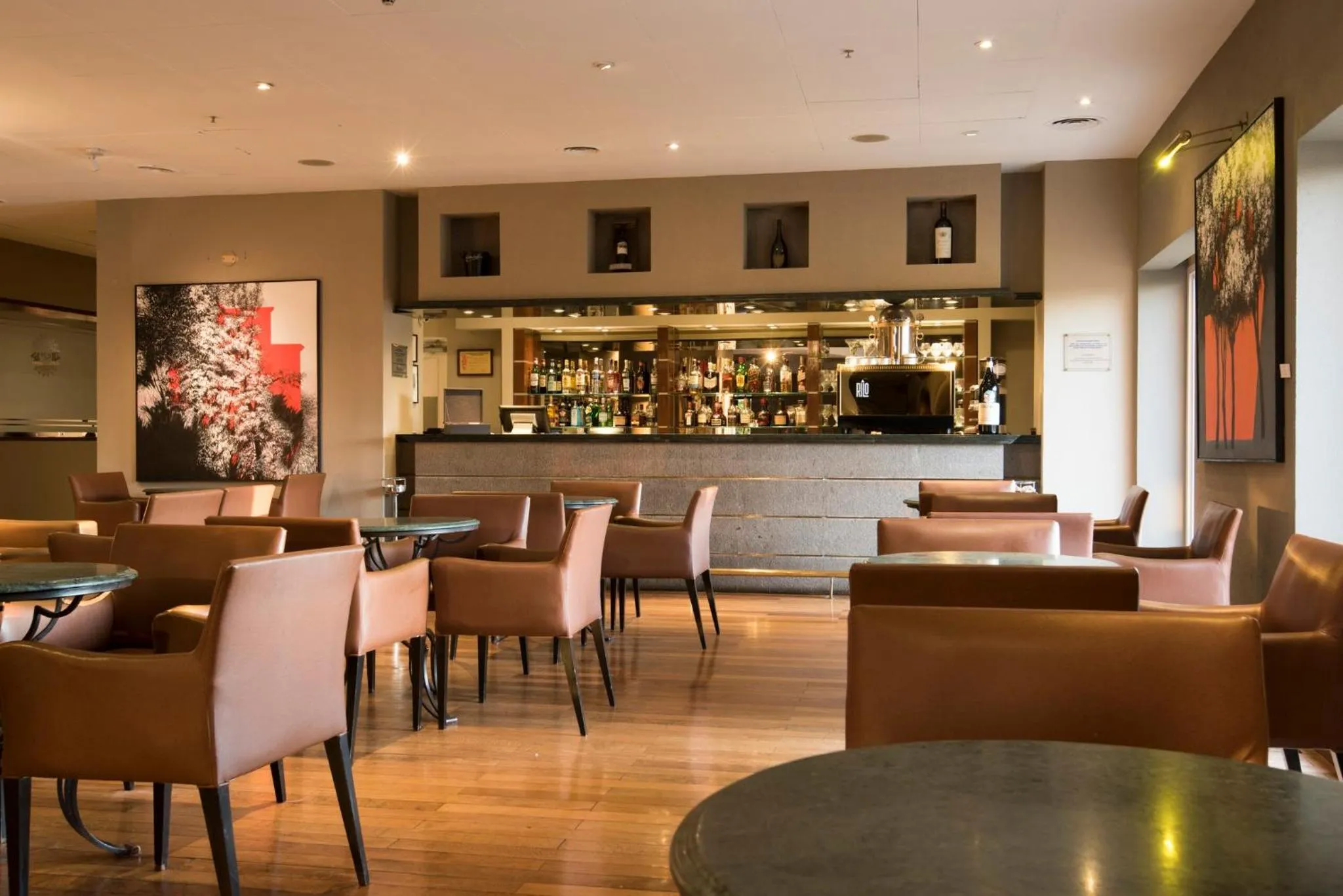 Lounge or bar in Holiday Inn Cordoba by IHG