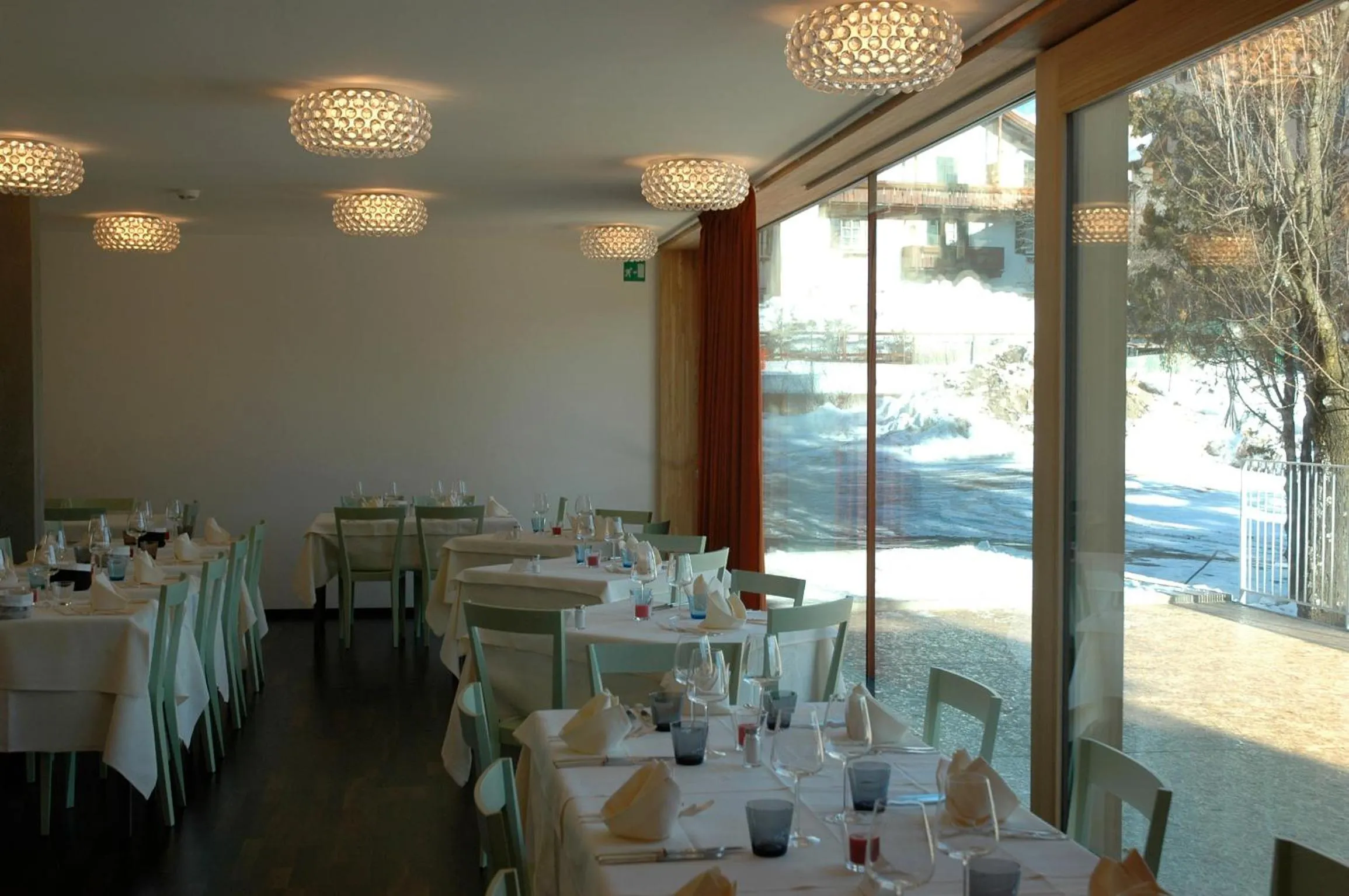 Restaurant/places to eat in Azalea Park Hotel