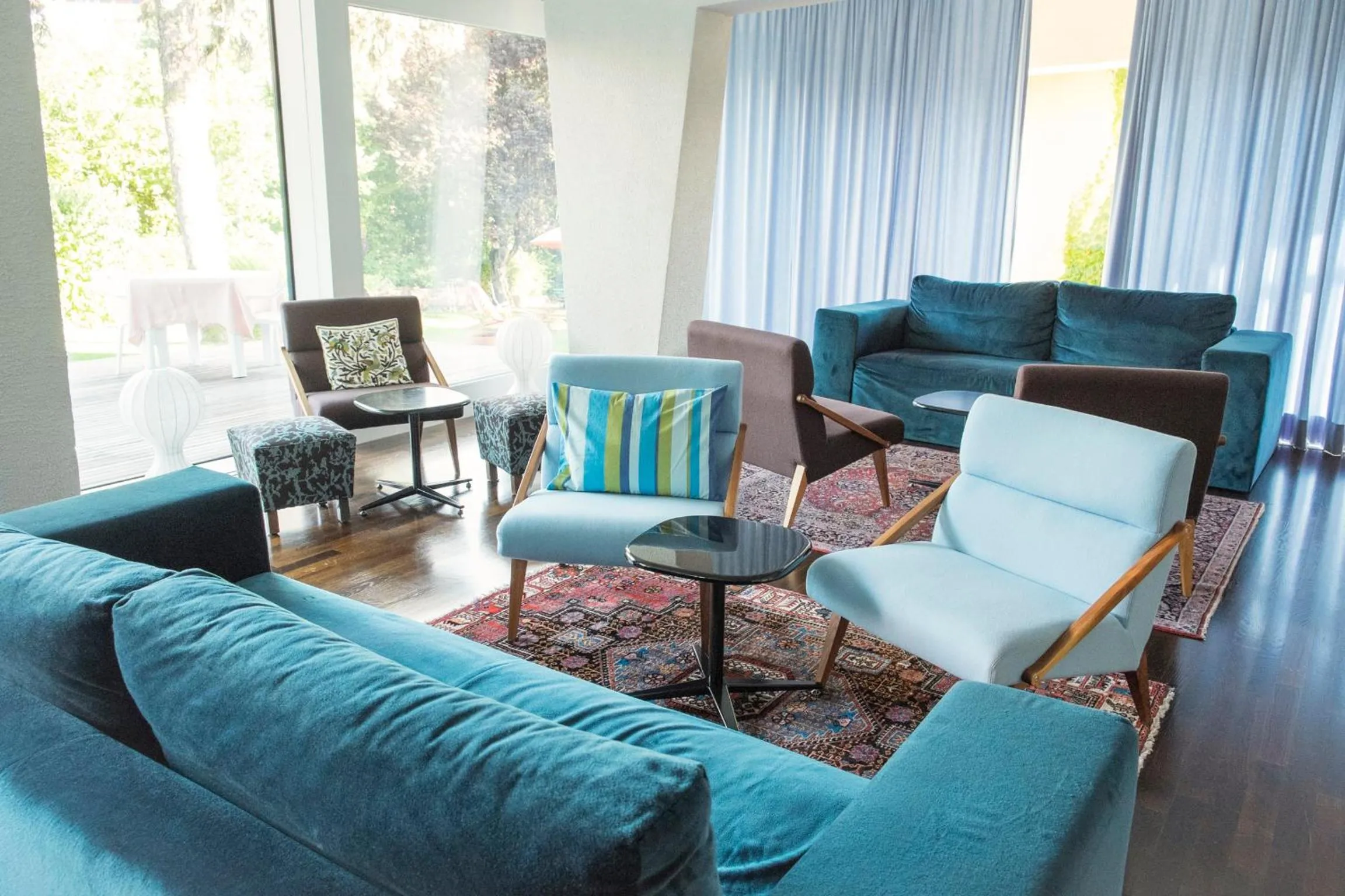 Communal lounge/ TV room in Azalea Park Hotel