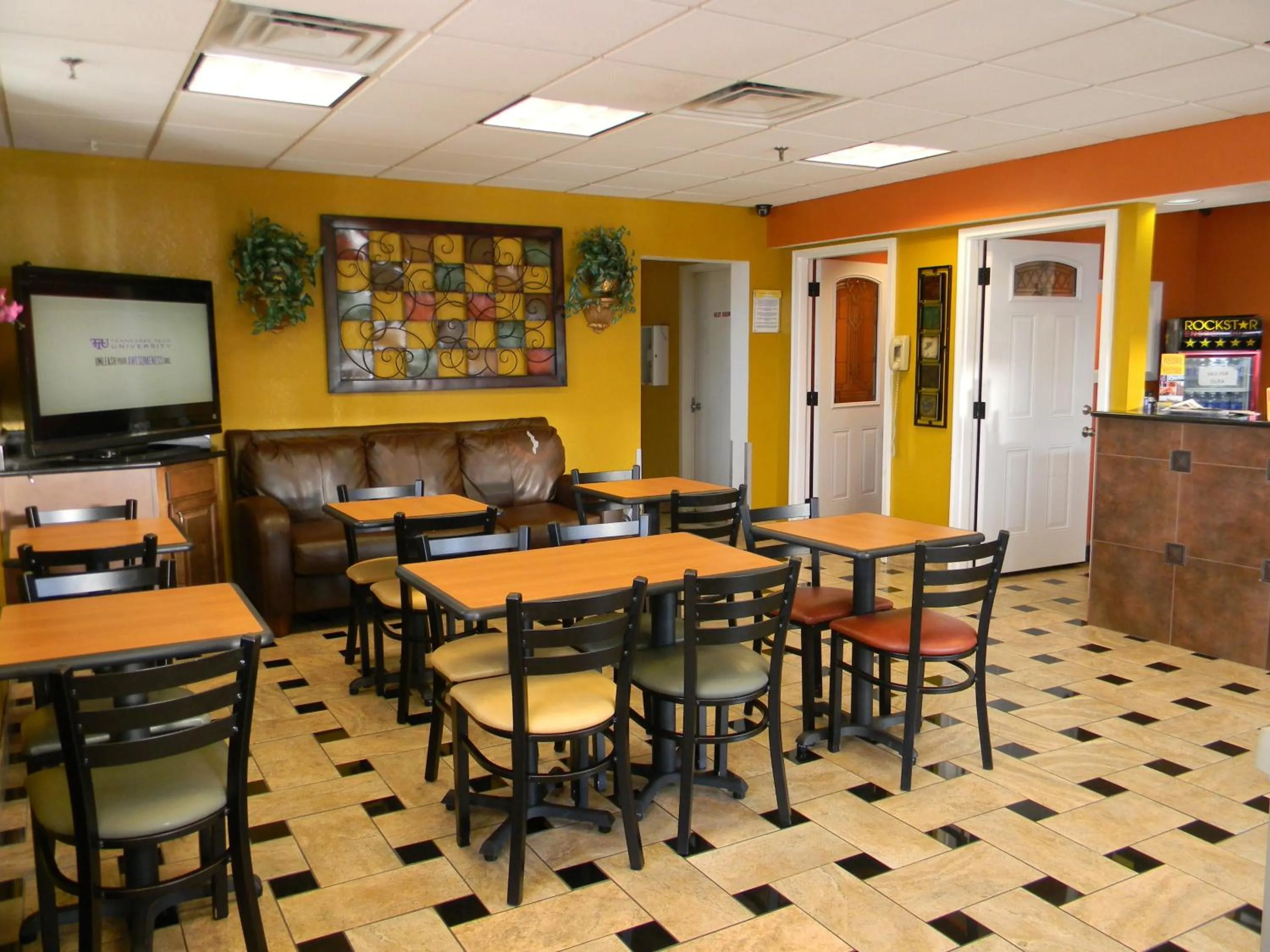 Seating area in Days Inn by Wyndham Airport Nashville East