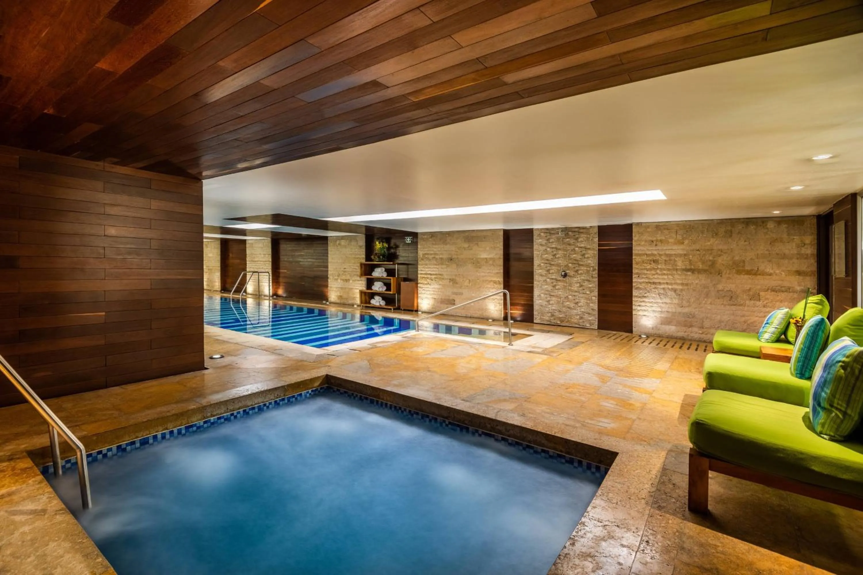 Swimming pool in Bogotá Marriott Hotel