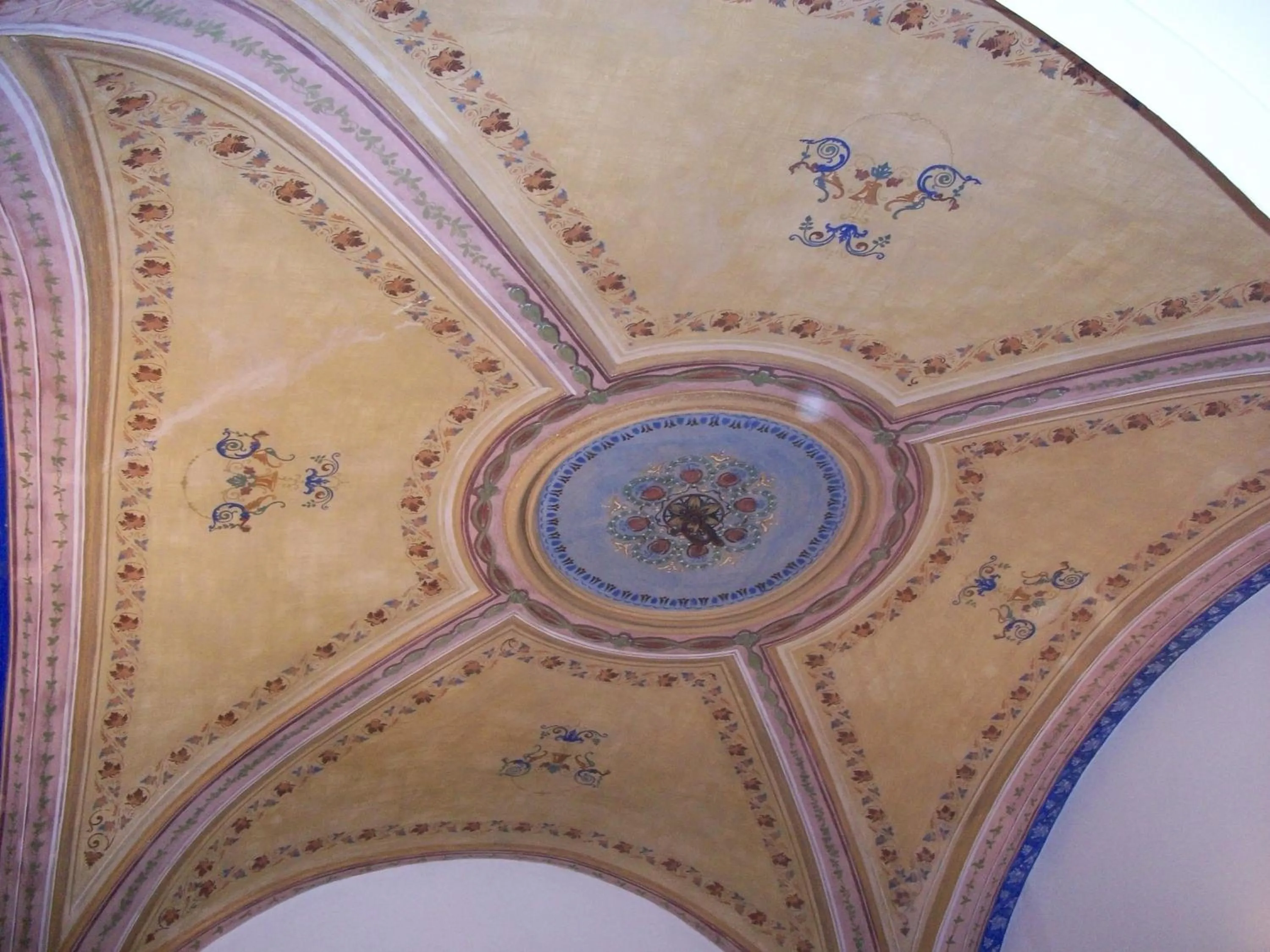 Property building in Ghiro Ghiotto