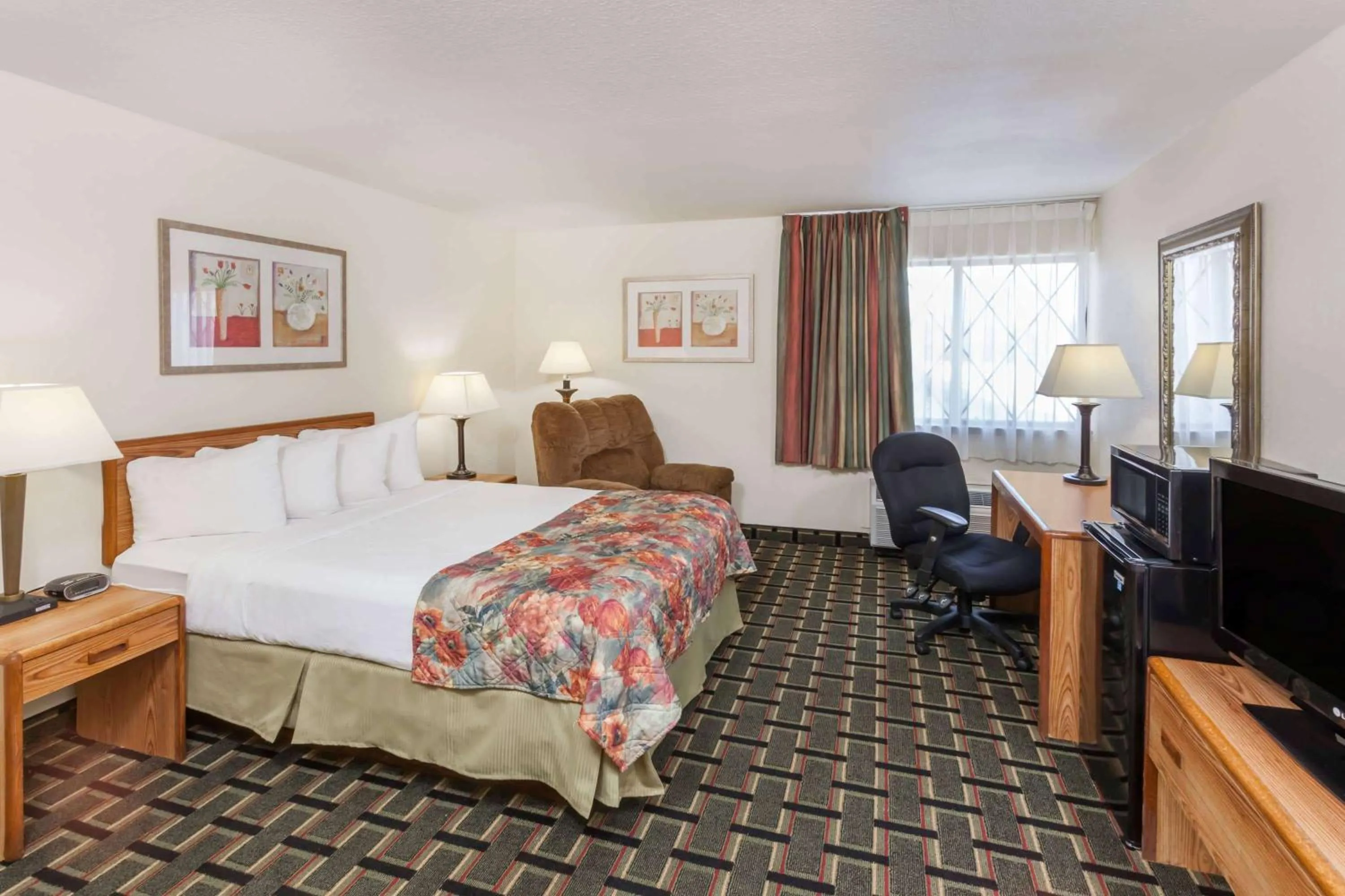 Photo of the whole room, Bed in Baymont by Wyndham Decatur
