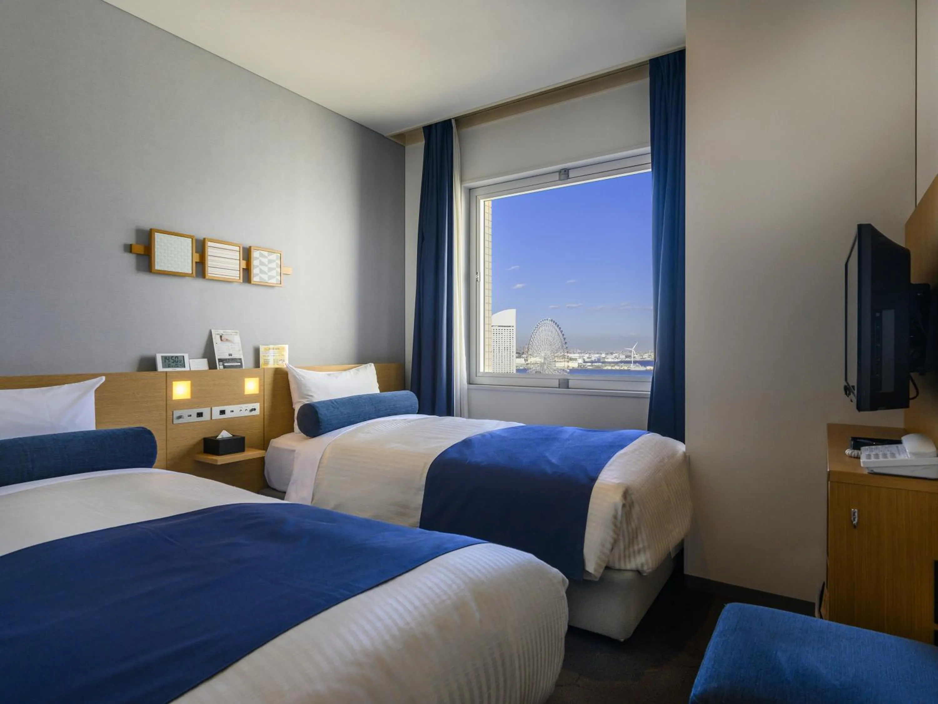 Photo of the whole room, Bed in Yokohama Sakuragicho Washington Hotel