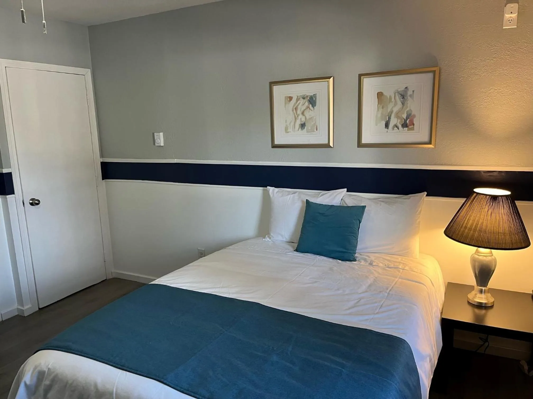 Bedroom, Bed in Celadon Lodge